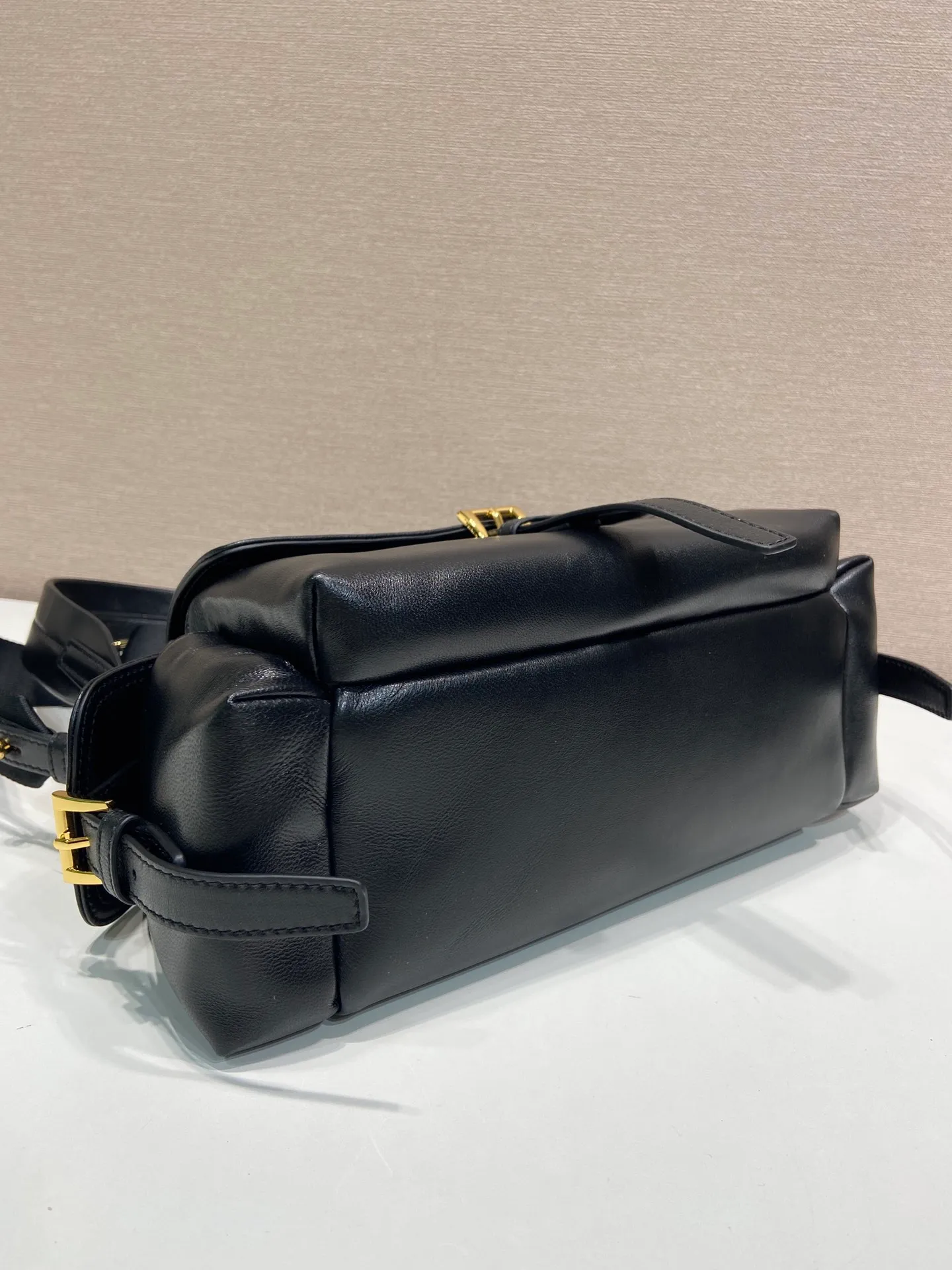 💰1700🎉New messenger bag🎉1BD394 sheepskin🎉🎉 This handbag perfectly combines sophistication and functionality, and is made of imported lambskin. It has a soft silhouette and multiple pockets. Combining sporty and versatile elements, the lightweight and practical design features an enameled triangle metal logo and leather details. Equipped with 2 detachable shoulder straps, large capacity, perfect, and a popular style that will never go out of style. The large size is suitable for both men and women, so hurry up and get it🎉🎉 Length 30x Height 14x Bottom 10cm🎉🎉🎉💰💰💰