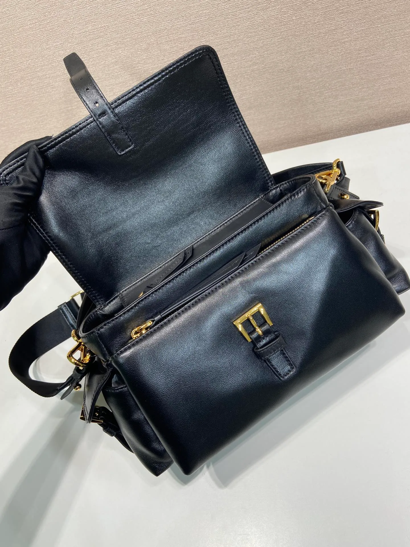 💰1700🎉New messenger bag🎉1BD394 sheepskin🎉🎉 This handbag perfectly combines sophistication and functionality, and is made of imported lambskin. It has a soft silhouette and multiple pockets. Combining sporty and versatile elements, the lightweight and practical design features an enameled triangle metal logo and leather details. Equipped with 2 detachable shoulder straps, large capacity, perfect, and a popular style that will never go out of style. The large size is suitable for both men and women, so hurry up and get it🎉🎉 Length 30x Height 14x Bottom 10cm🎉🎉🎉💰💰💰