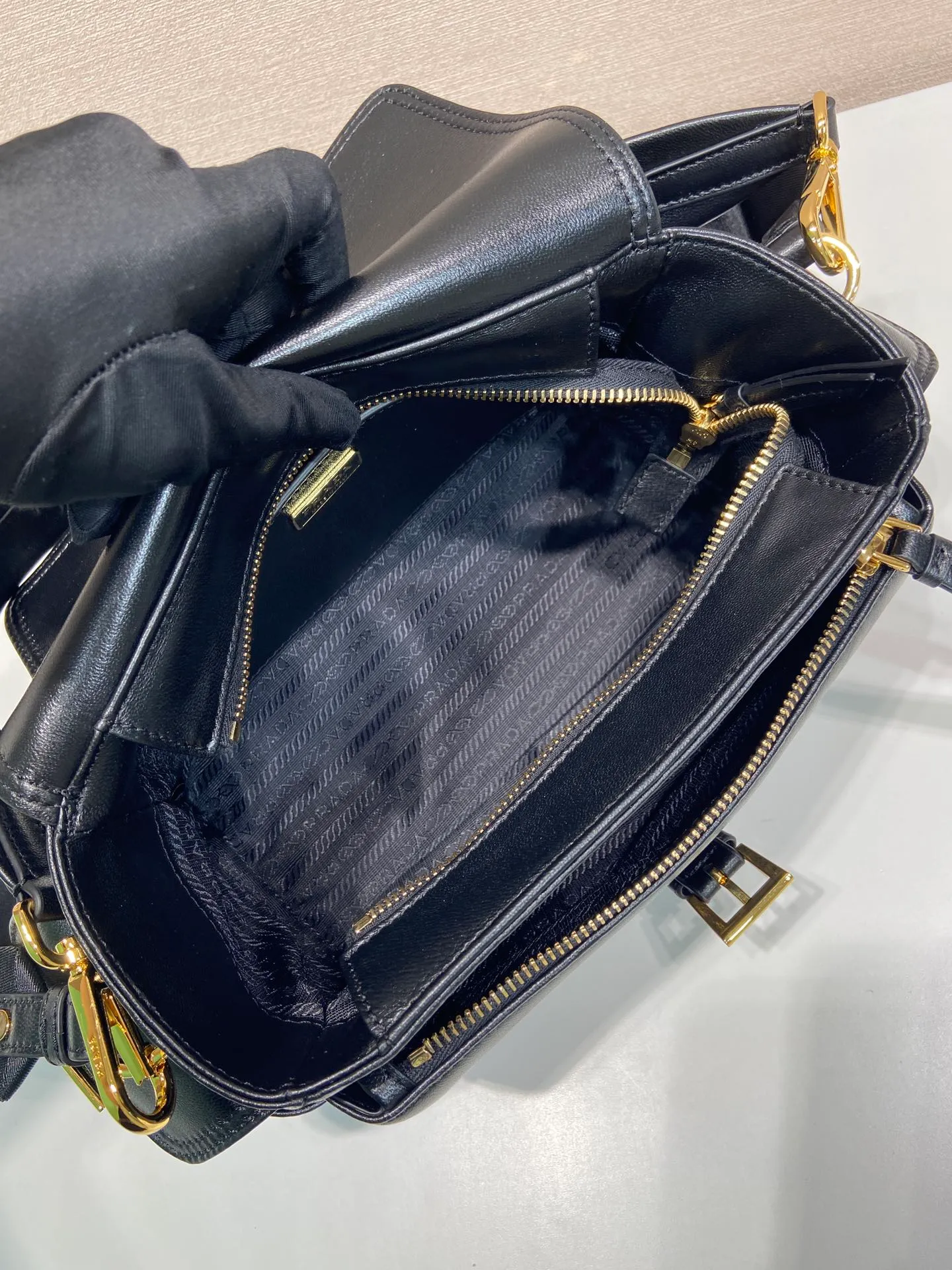 💰1700🎉New messenger bag🎉1BD394 sheepskin🎉🎉 This handbag perfectly combines sophistication and functionality, and is made of imported lambskin. It has a soft silhouette and multiple pockets. Combining sporty and versatile elements, the lightweight and practical design features an enameled triangle metal logo and leather details. Equipped with 2 detachable shoulder straps, large capacity, perfect, and a popular style that will never go out of style. The large size is suitable for both men and women, so hurry up and get it🎉🎉 Length 30x Height 14x Bottom 10cm🎉🎉🎉💰💰💰