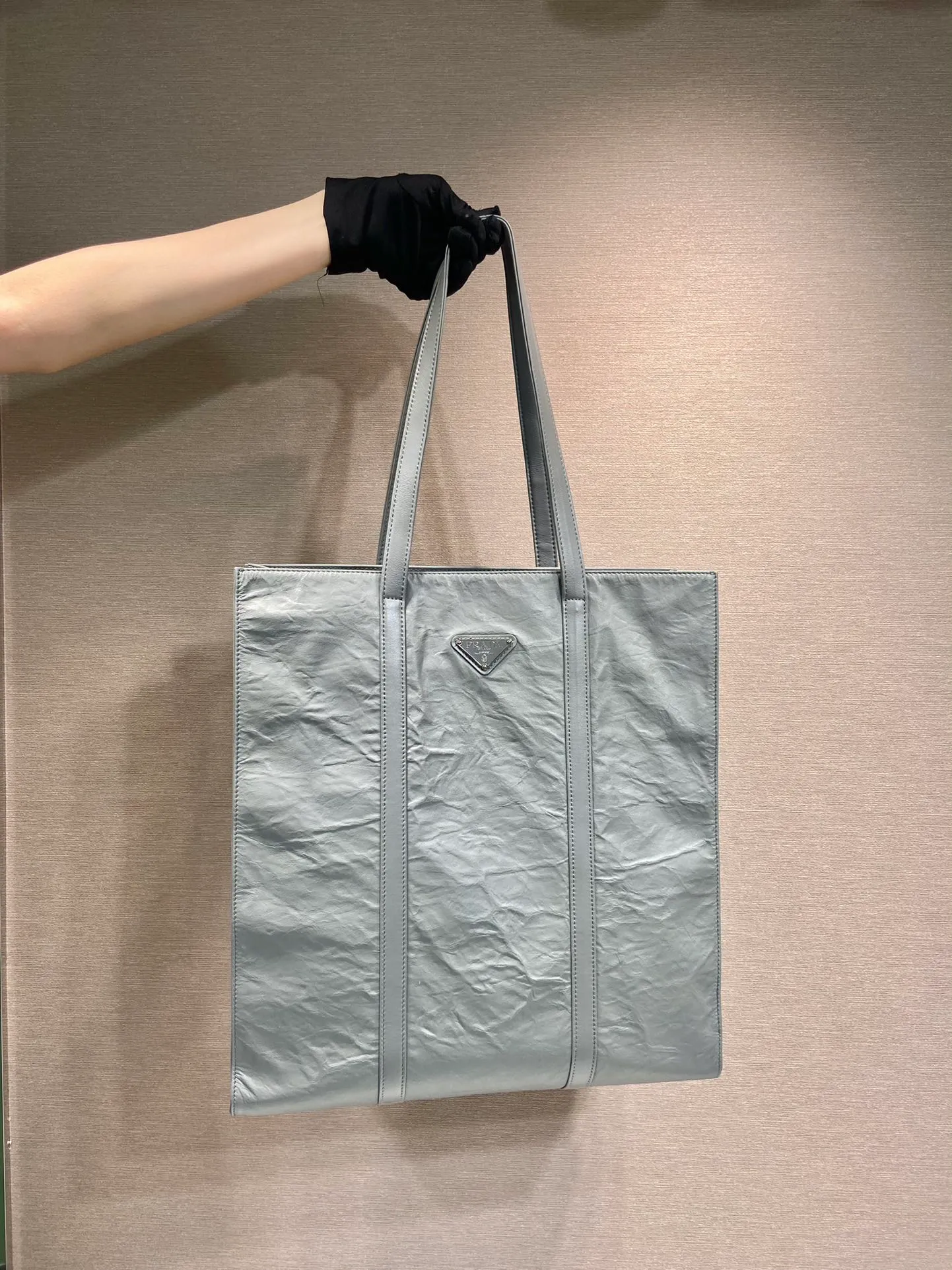 💰2040🎉New Tote Bag🎉1BG587 Large🎉🎉 This casual style tote bag is made of natural textured glossy soft sheepskin. The hand-draped effect contrasts sharply with the concept of precise construction, reinterpreting unrestrained everyday objects. The capacity is very large, lightweight and practical, and the upper body effect is cool and handsome. It is suitable for both men and women. Length 36x Height 39x Bottom 13cm