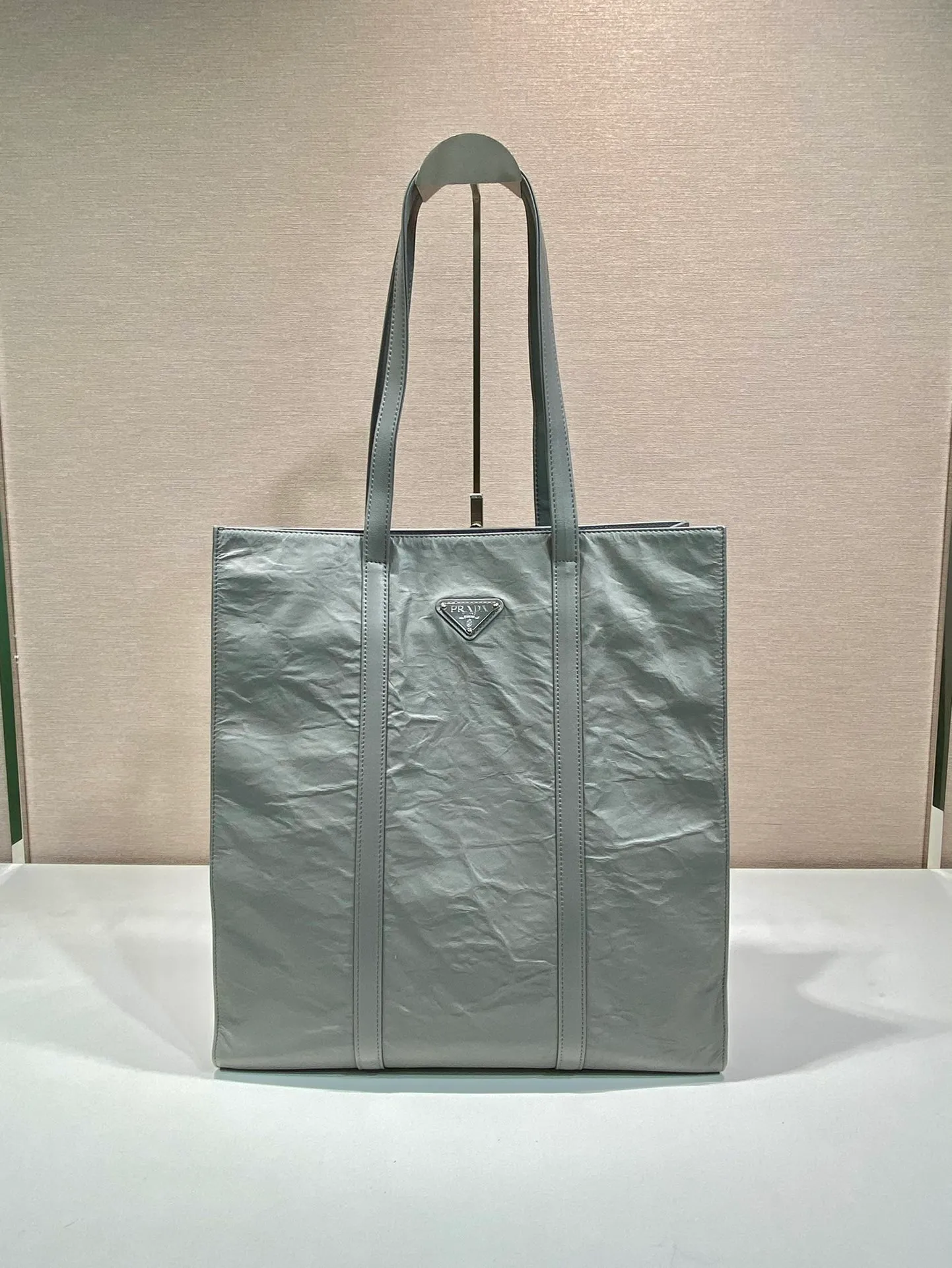 💰2040🎉New Tote Bag🎉1BG587 Large🎉🎉 This casual style tote bag is made of natural textured glossy soft sheepskin. The hand-draped effect contrasts sharply with the concept of precise construction, reinterpreting unrestrained everyday objects. The capacity is very large, lightweight and practical, and the upper body effect is cool and handsome. It is suitable for both men and women. Length 36x Height 39x Bottom 13cm