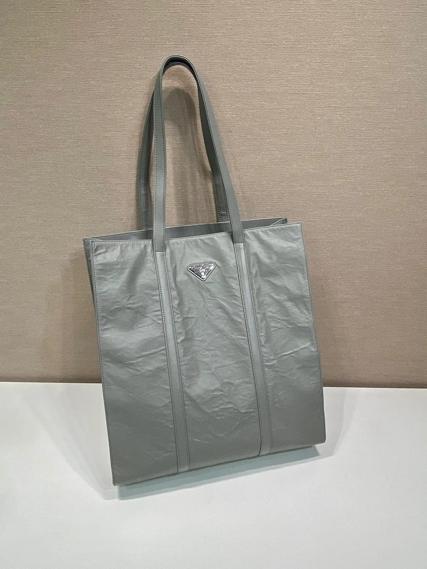 💰2040🎉New Tote Bag🎉1BG587 Large🎉🎉 This casual style tote bag is made of natural textured glossy soft sheepskin. The hand-draped effect contrasts sharply with the concept of precise construction, reinterpreting unrestrained everyday objects. The capacity is very large, lightweight and practical, and the upper body effect is cool and handsome. It is suitable for both men and women. Length 36x Height 39x Bottom 13cm