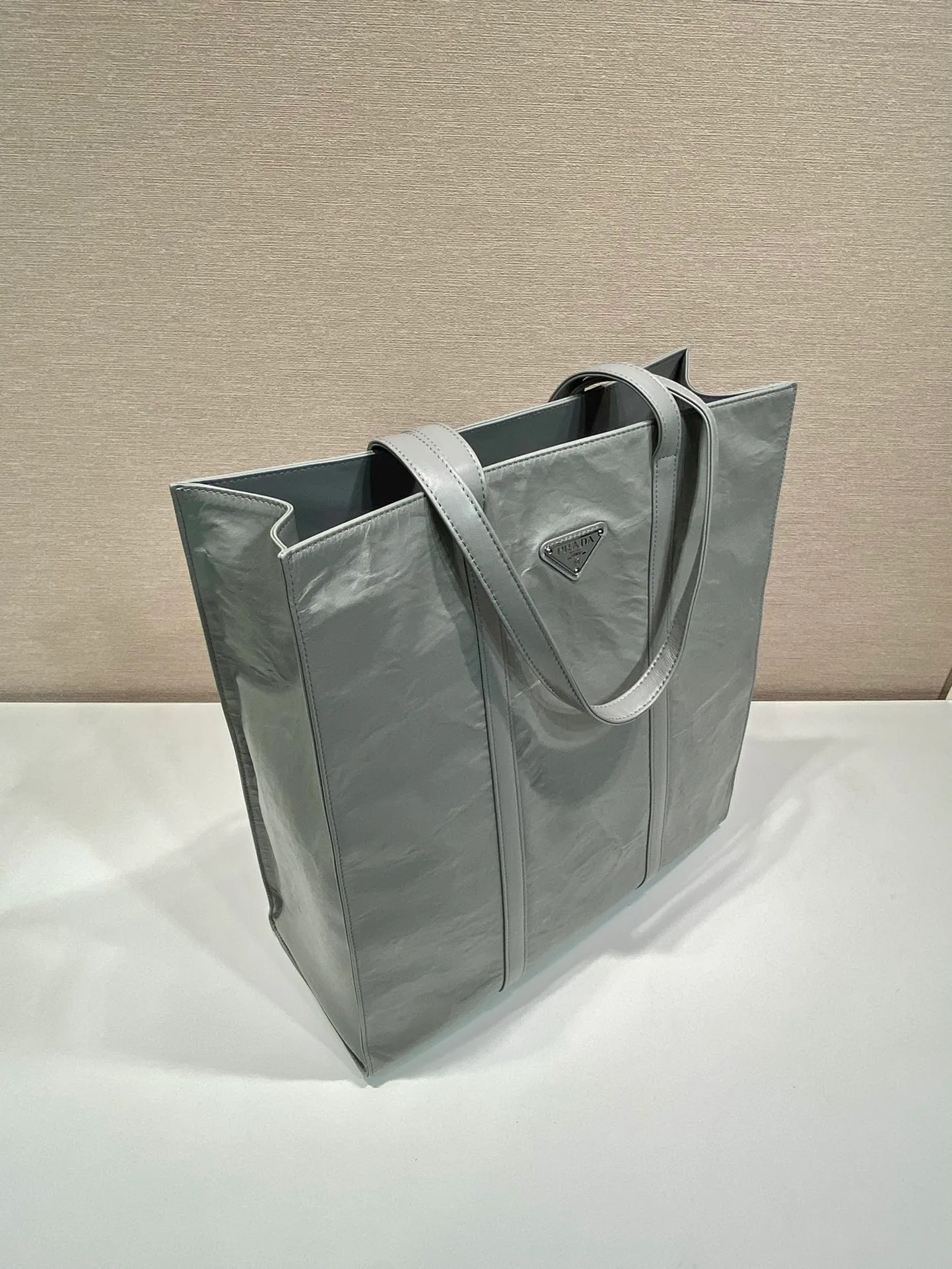💰2040🎉New Tote Bag🎉1BG587 Large🎉🎉 This casual style tote bag is made of natural textured glossy soft sheepskin. The hand-draped effect contrasts sharply with the concept of precise construction, reinterpreting unrestrained everyday objects. The capacity is very large, lightweight and practical, and the upper body effect is cool and handsome. It is suitable for both men and women. Length 36x Height 39x Bottom 13cm