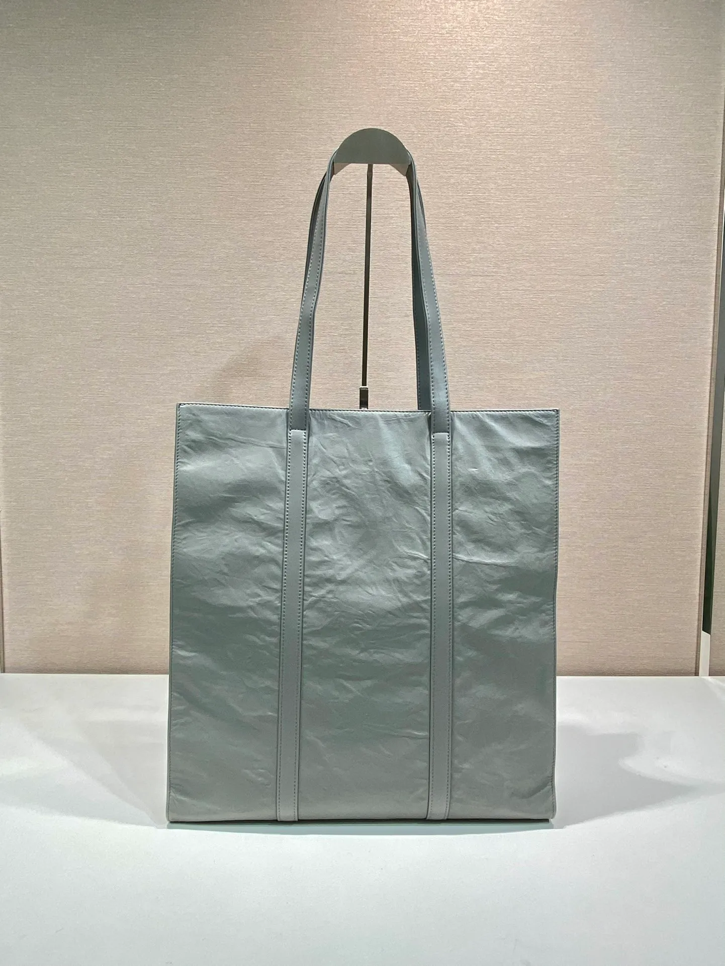 💰2040🎉New Tote Bag🎉1BG587 Large🎉🎉 This casual style tote bag is made of natural textured glossy soft sheepskin. The hand-draped effect contrasts sharply with the concept of precise construction, reinterpreting unrestrained everyday objects. The capacity is very large, lightweight and practical, and the upper body effect is cool and handsome. It is suitable for both men and women. Length 36x Height 39x Bottom 13cm