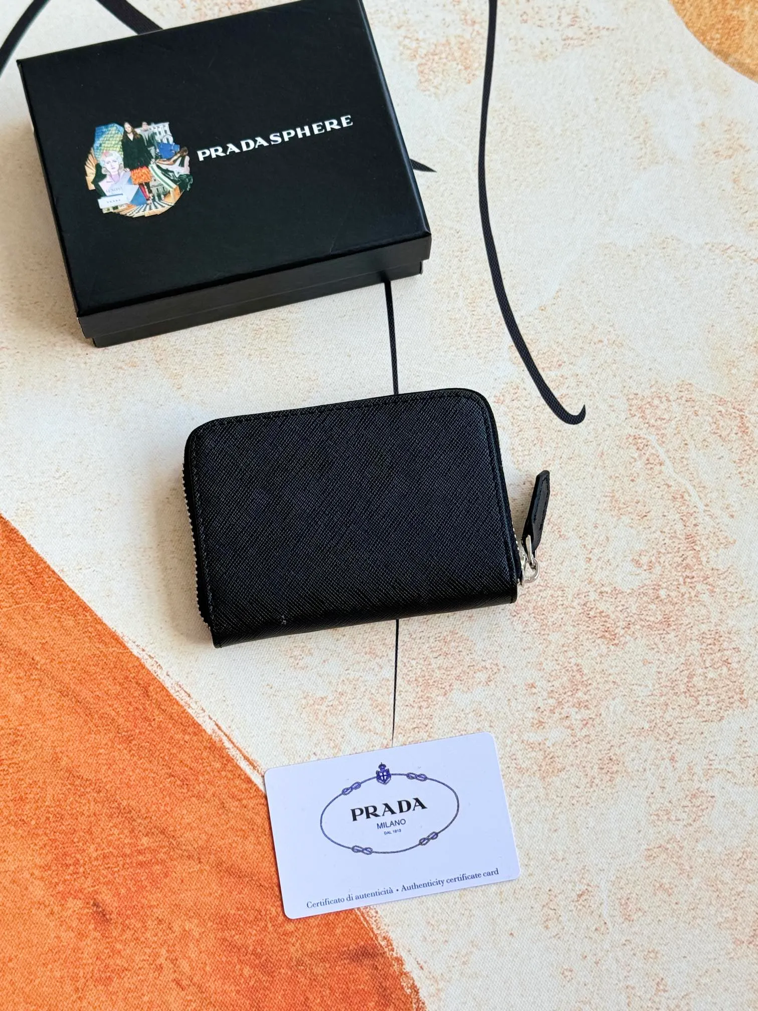 💰140💰 Comes with box PRADA’s popular genuine pickup bag [love] latest style in the counter, official website synchronization, genuine development, model 2MC553 #Color: black/pictured inner code 224 OEM code💋 Cross-grain cowhide texture is excellent, imported thread lining, exquisite and even routing, smooth oil edges, exquisite workmanship, size: 12/9/2.5cm with original packaging box Card]