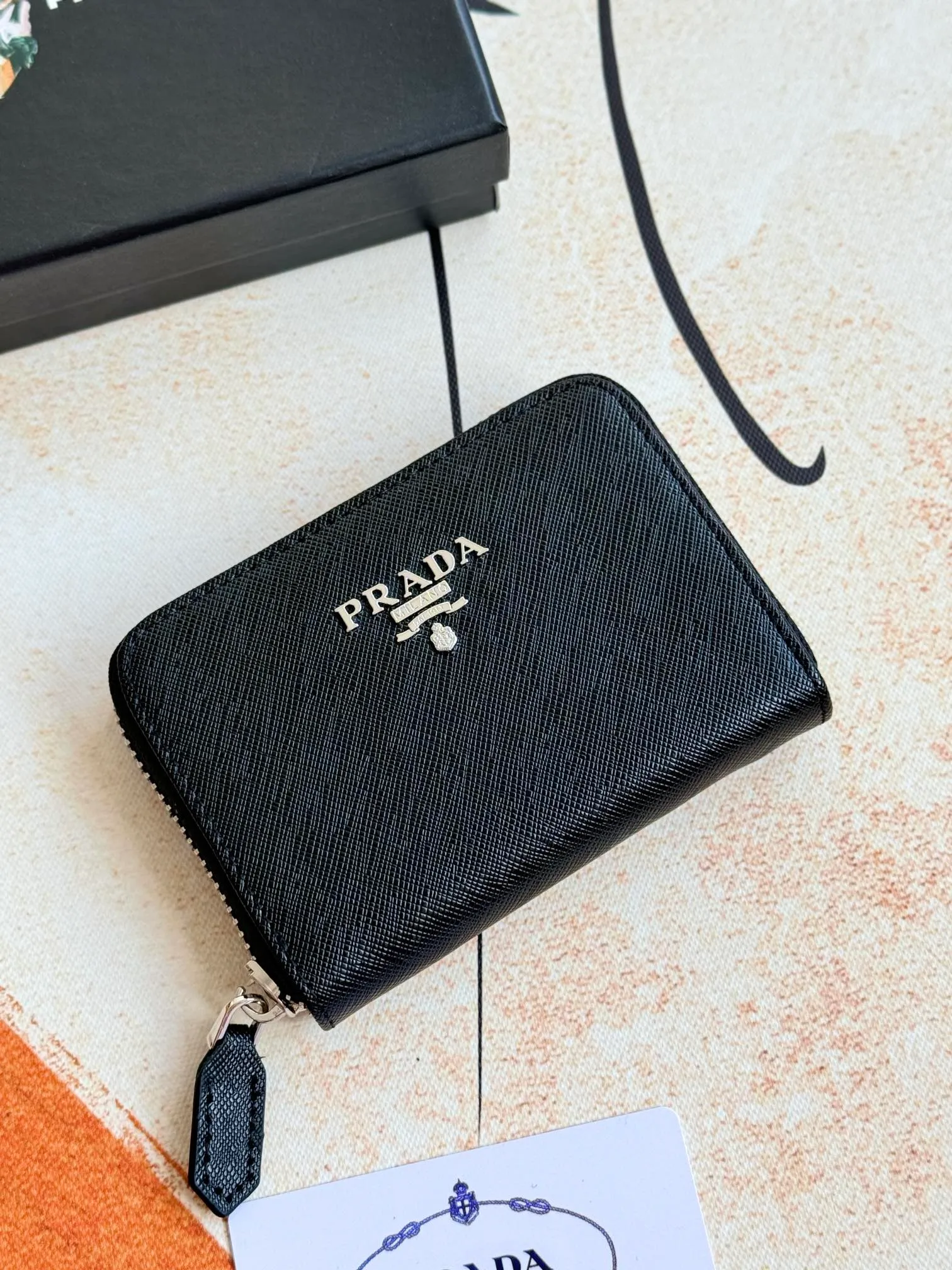 💰140💰 Comes with box PRADA’s popular genuine pickup bag [love] latest style in the counter, official website synchronization, genuine development, model 2MC553 #Color: black/pictured inner code 224 OEM code💋 Cross-grain cowhide texture is excellent, imported thread lining, exquisite and even routing, smooth oil edges, exquisite workmanship, size: 12/9/2.5cm with original packaging box Card]