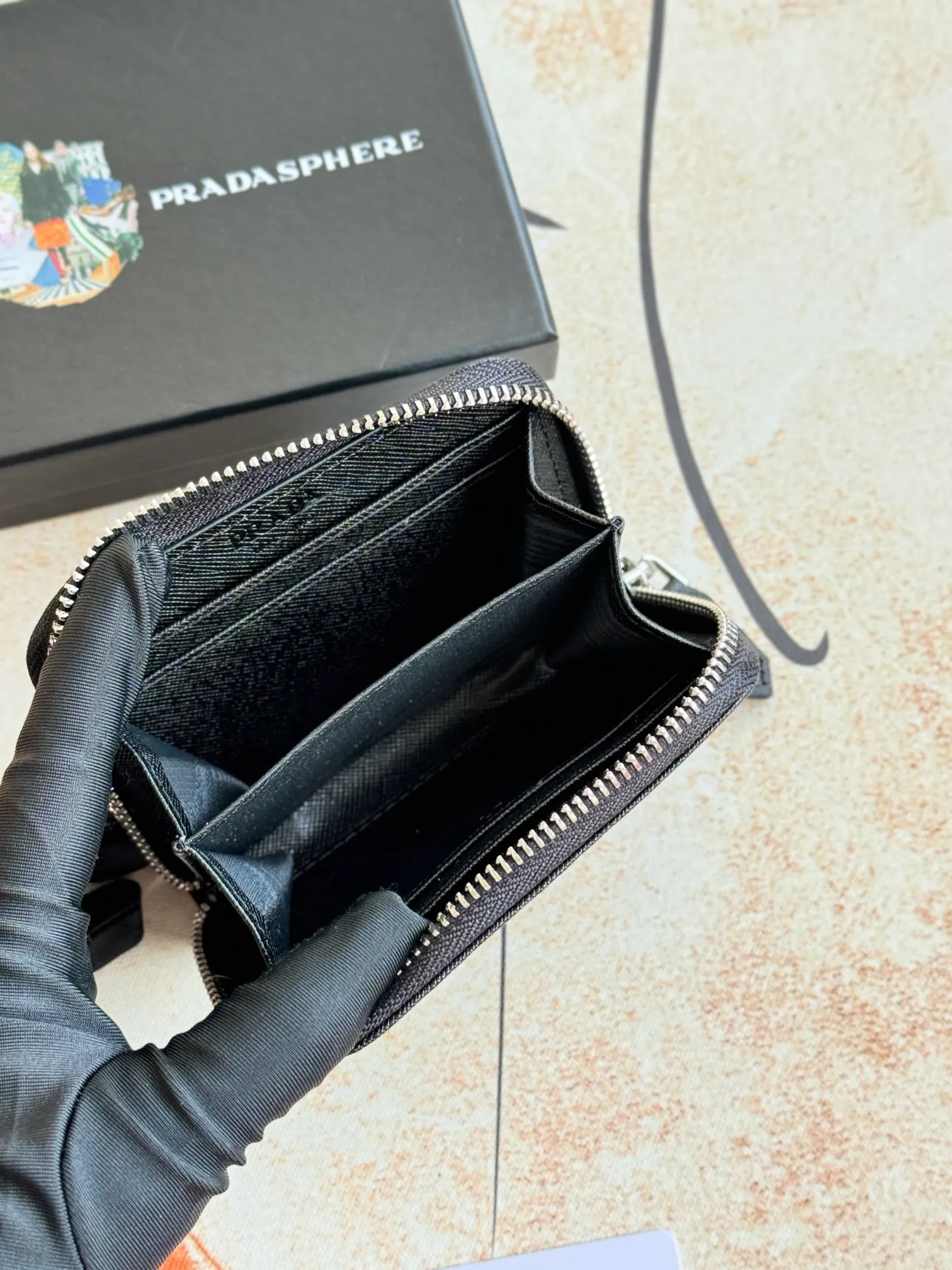 💰140💰 Comes with box PRADA’s popular genuine pickup bag [love] latest style in the counter, official website synchronization, genuine development, model 2MC553 #Color: black/pictured inner code 224 OEM code💋 Cross-grain cowhide texture is excellent, imported thread lining, exquisite and even routing, smooth oil edges, exquisite workmanship, size: 12/9/2.5cm with original packaging box Card]