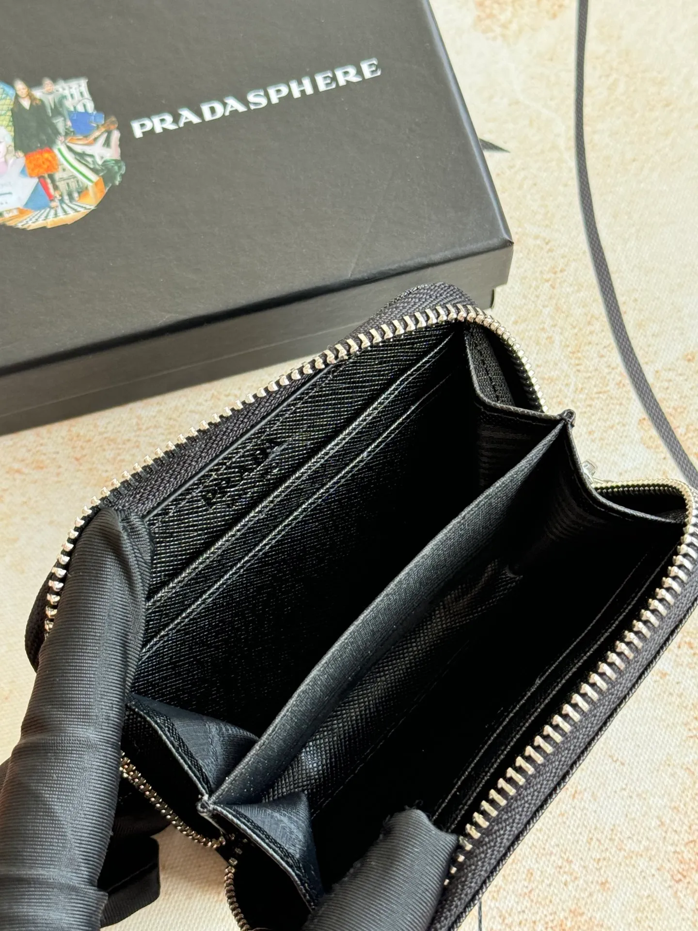 💰140💰 Comes with box PRADA’s popular genuine pickup bag [love] latest style in the counter, official website synchronization, genuine development, model 2MC553 #Color: black/pictured inner code 224 OEM code💋 Cross-grain cowhide texture is excellent, imported thread lining, exquisite and even routing, smooth oil edges, exquisite workmanship, size: 12/9/2.5cm with original packaging box Card]