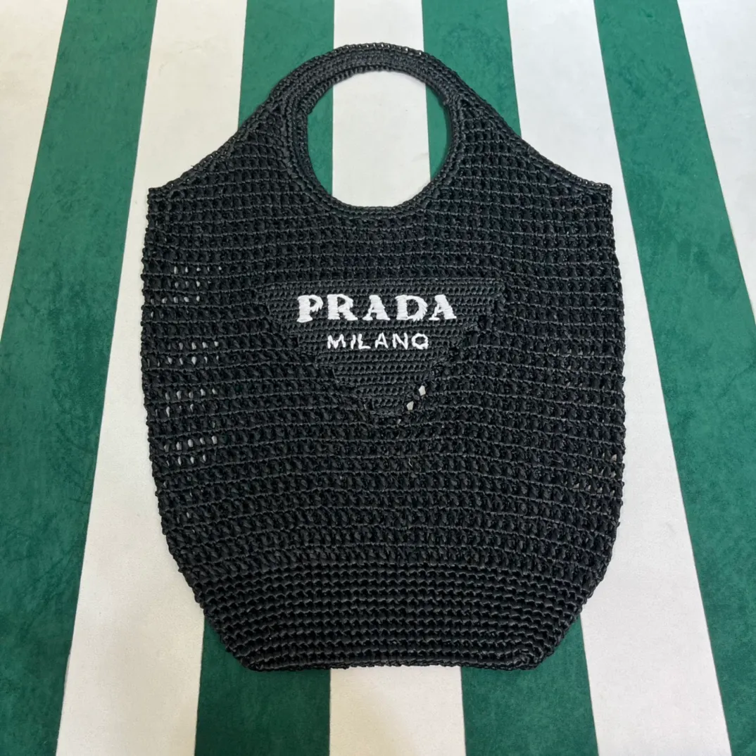 💰1360 {Black｝🎱 Prad* new hollow straw tote! Full of artistic atmosphere ~ The raffia weave is very solid and has a great texture. ♡ It can be paired with personal clothes every day. The natural style design makes it seem like it can breathe💭 If you like the baby, quickly add it to the harem. Carry an exclusive style that will not go out of style for several years🌱1BG424 Size: Height 45x Width 51cm