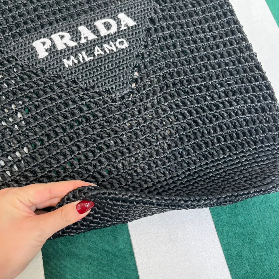 💰1360 {Black｝🎱 Prad* new hollow straw tote! Full of artistic atmosphere ~ The raffia weave is very solid and has a great texture. ♡ It can be paired with personal clothes every day. The natural style design makes it seem like it can breathe💭 If you like the baby, quickly add it to the harem. Carry an exclusive style that will not go out of style for several years🌱1BG424 Size: Height 45x Width 51cm