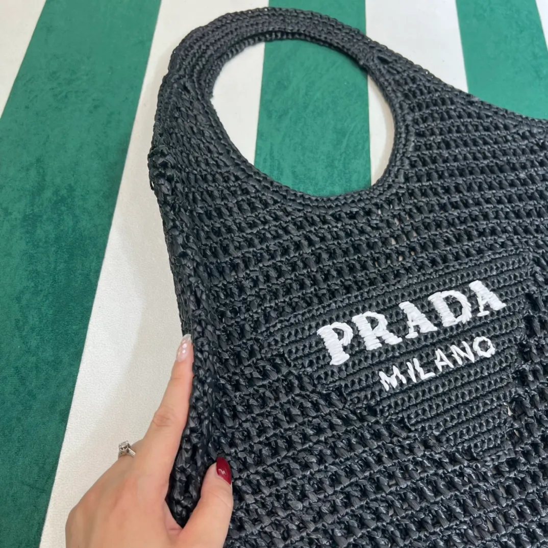 💰1360 {Black｝🎱 Prad* new hollow straw tote! Full of artistic atmosphere ~ The raffia weave is very solid and has a great texture. ♡ It can be paired with personal clothes every day. The natural style design makes it seem like it can breathe💭 If you like the baby, quickly add it to the harem. Carry an exclusive style that will not go out of style for several years🌱1BG424 Size: Height 45x Width 51cm