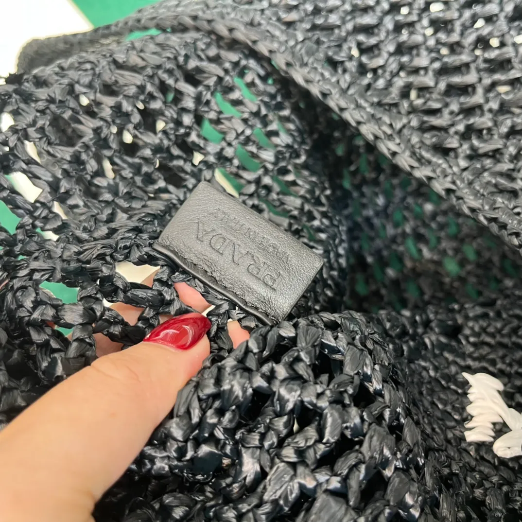💰1360 {Black｝🎱 Prad* new hollow straw tote! Full of artistic atmosphere ~ The raffia weave is very solid and has a great texture. ♡ It can be paired with personal clothes every day. The natural style design makes it seem like it can breathe💭 If you like the baby, quickly add it to the harem. Carry an exclusive style that will not go out of style for several years🌱1BG424 Size: Height 45x Width 51cm