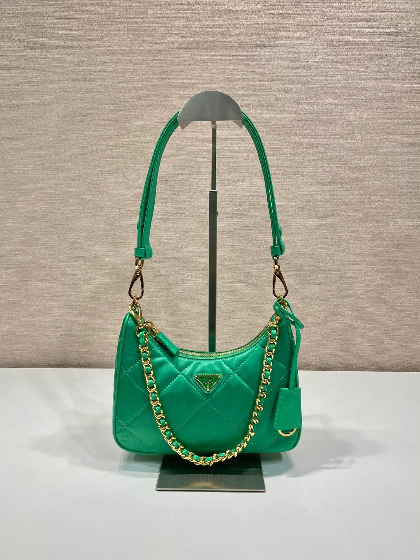 💰1000🎉Embroidered plaid Hobo🎉1BC204 handbag/underarm bag/crossbody bag This Hobo handbag/armpit bag/crossbody bag is very functional and can be used for three purposes in one bag. It is perfect🎉🎉 Made of imported nylon fabric/imported cross-grain cowhide, complex hand-made rhombus stitch pattern, equipped with detachable iron, and the leather shoulder strap can be adjusted and switched at any time😘😘The upper body effect is beautiful, convenient and practical🎉🎉Hurry up and get it👏 Length 23x Height 16x Bottom 6.5cm🎉🎉🎉👏👏👏