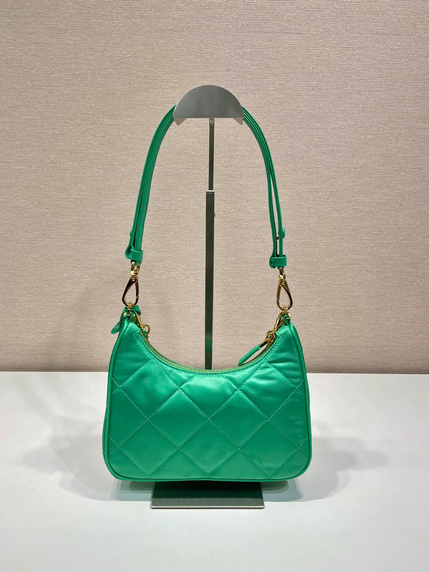 💰1000🎉Embroidered plaid Hobo🎉1BC204 handbag/underarm bag/crossbody bag This Hobo handbag/armpit bag/crossbody bag is very functional and can be used for three purposes in one bag. It is perfect🎉🎉 Made of imported nylon fabric/imported cross-grain cowhide, complex hand-made rhombus stitch pattern, equipped with detachable iron, and the leather shoulder strap can be adjusted and switched at any time😘😘The upper body effect is beautiful, convenient and practical🎉🎉Hurry up and get it👏 Length 23x Height 16x Bottom 6.5cm🎉🎉🎉👏👏👏