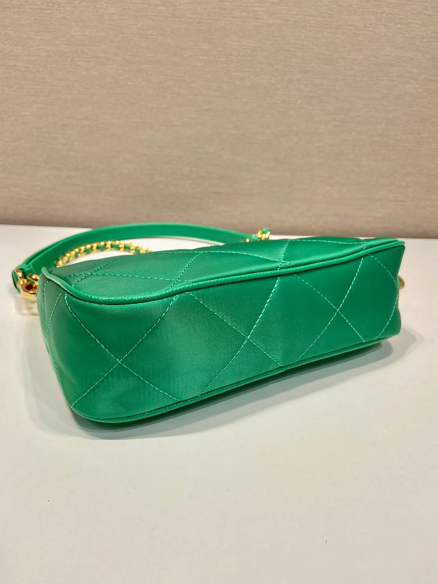 💰1000🎉Embroidered plaid Hobo🎉1BC204 handbag/underarm bag/crossbody bag This Hobo handbag/armpit bag/crossbody bag is very functional and can be used for three purposes in one bag. It is perfect🎉🎉 Made of imported nylon fabric/imported cross-grain cowhide, complex hand-made rhombus stitch pattern, equipped with detachable iron, and the leather shoulder strap can be adjusted and switched at any time😘😘The upper body effect is beautiful, convenient and practical🎉🎉Hurry up and get it👏 Length 23x Height 16x Bottom 6.5cm🎉🎉🎉👏👏👏
