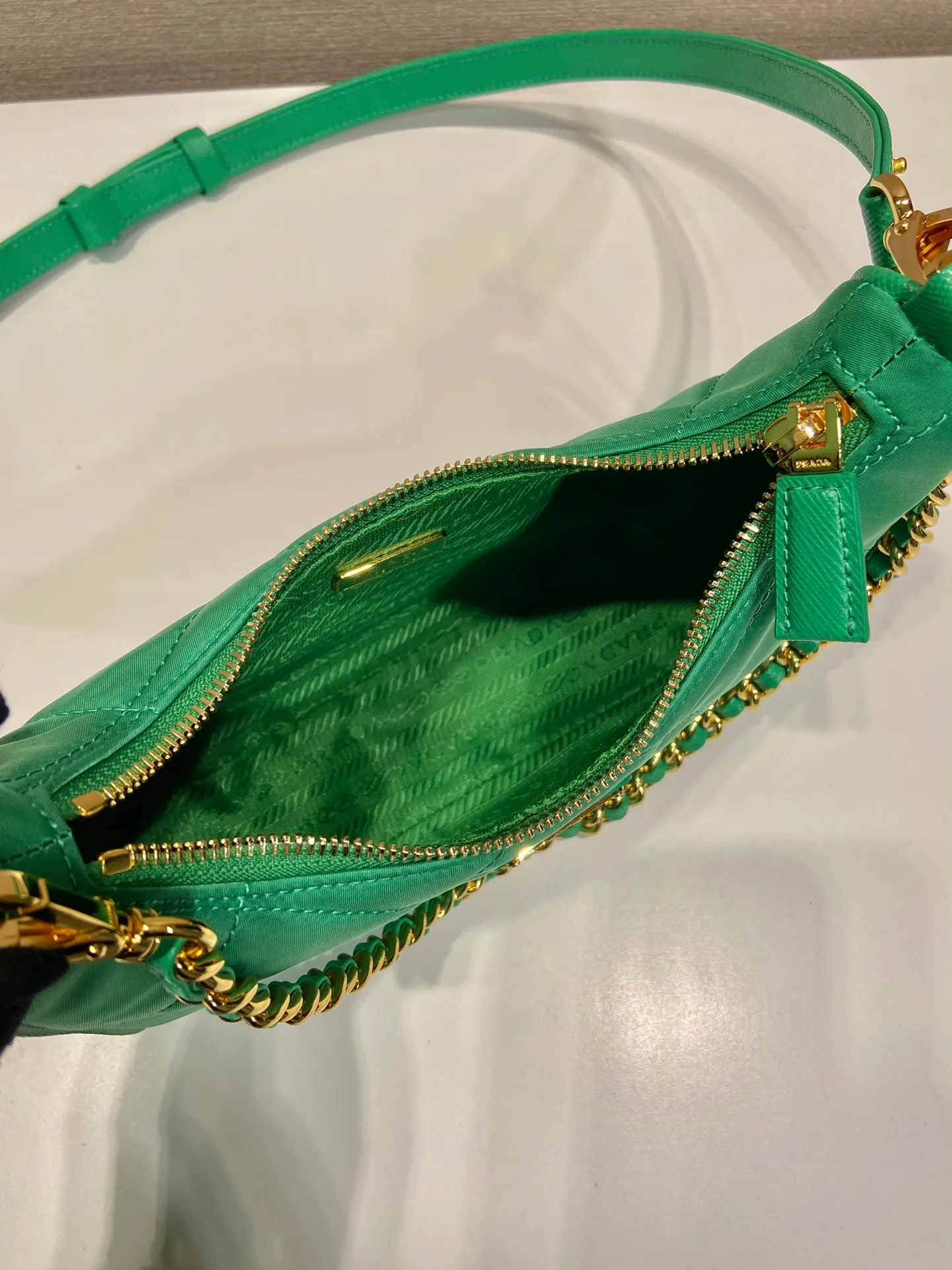 💰1000🎉Embroidered plaid Hobo🎉1BC204 handbag/underarm bag/crossbody bag This Hobo handbag/armpit bag/crossbody bag is very functional and can be used for three purposes in one bag. It is perfect🎉🎉 Made of imported nylon fabric/imported cross-grain cowhide, complex hand-made rhombus stitch pattern, equipped with detachable iron, and the leather shoulder strap can be adjusted and switched at any time😘😘The upper body effect is beautiful, convenient and practical🎉🎉Hurry up and get it👏 Length 23x Height 16x Bottom 6.5cm🎉🎉🎉👏👏👏