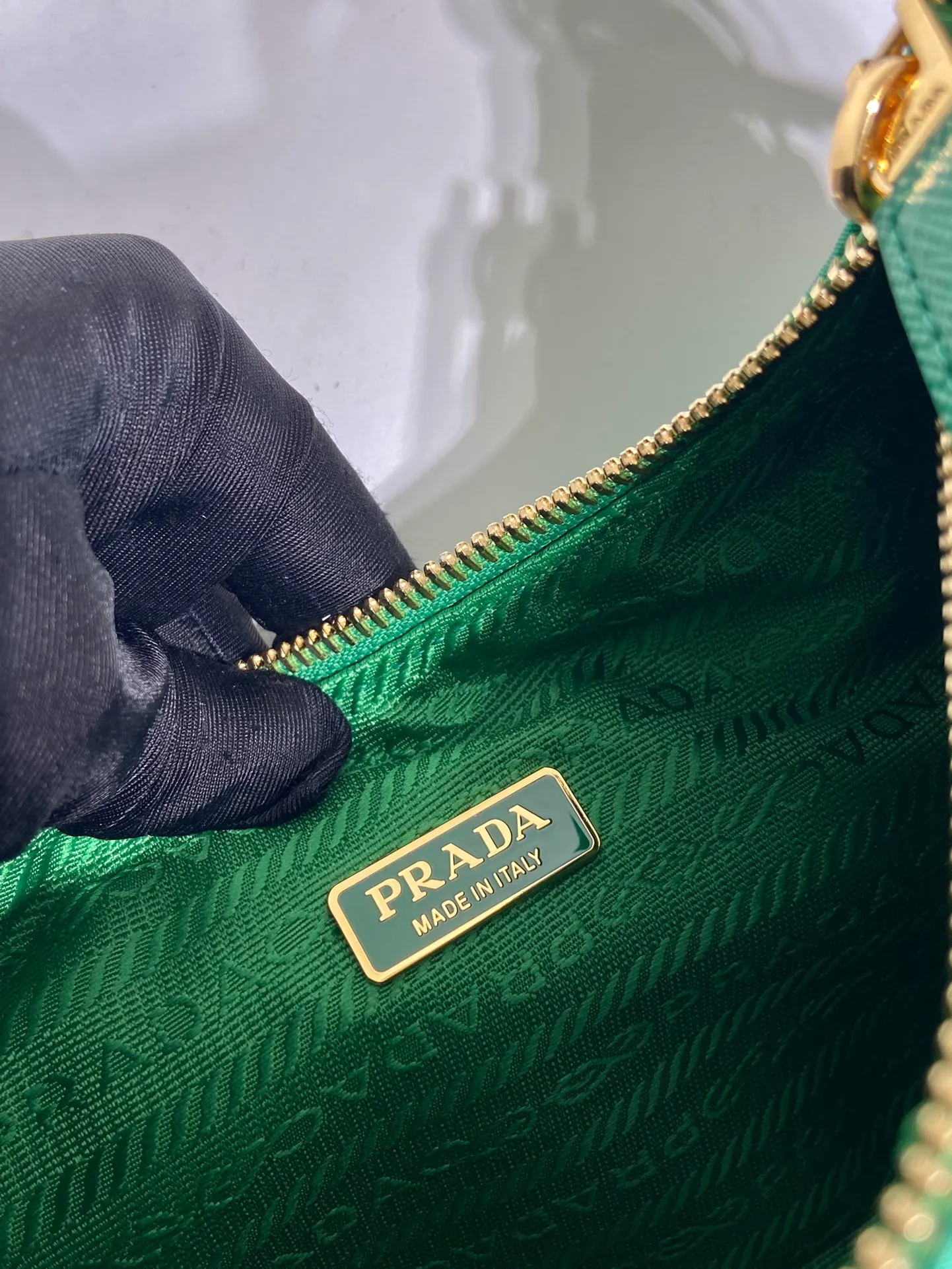💰1000🎉Embroidered plaid Hobo🎉1BC204 handbag/underarm bag/crossbody bag This Hobo handbag/armpit bag/crossbody bag is very functional and can be used for three purposes in one bag. It is perfect🎉🎉 Made of imported nylon fabric/imported cross-grain cowhide, complex hand-made rhombus stitch pattern, equipped with detachable iron, and the leather shoulder strap can be adjusted and switched at any time😘😘The upper body effect is beautiful, convenient and practical🎉🎉Hurry up and get it👏 Length 23x Height 16x Bottom 6.5cm🎉🎉🎉👏👏👏