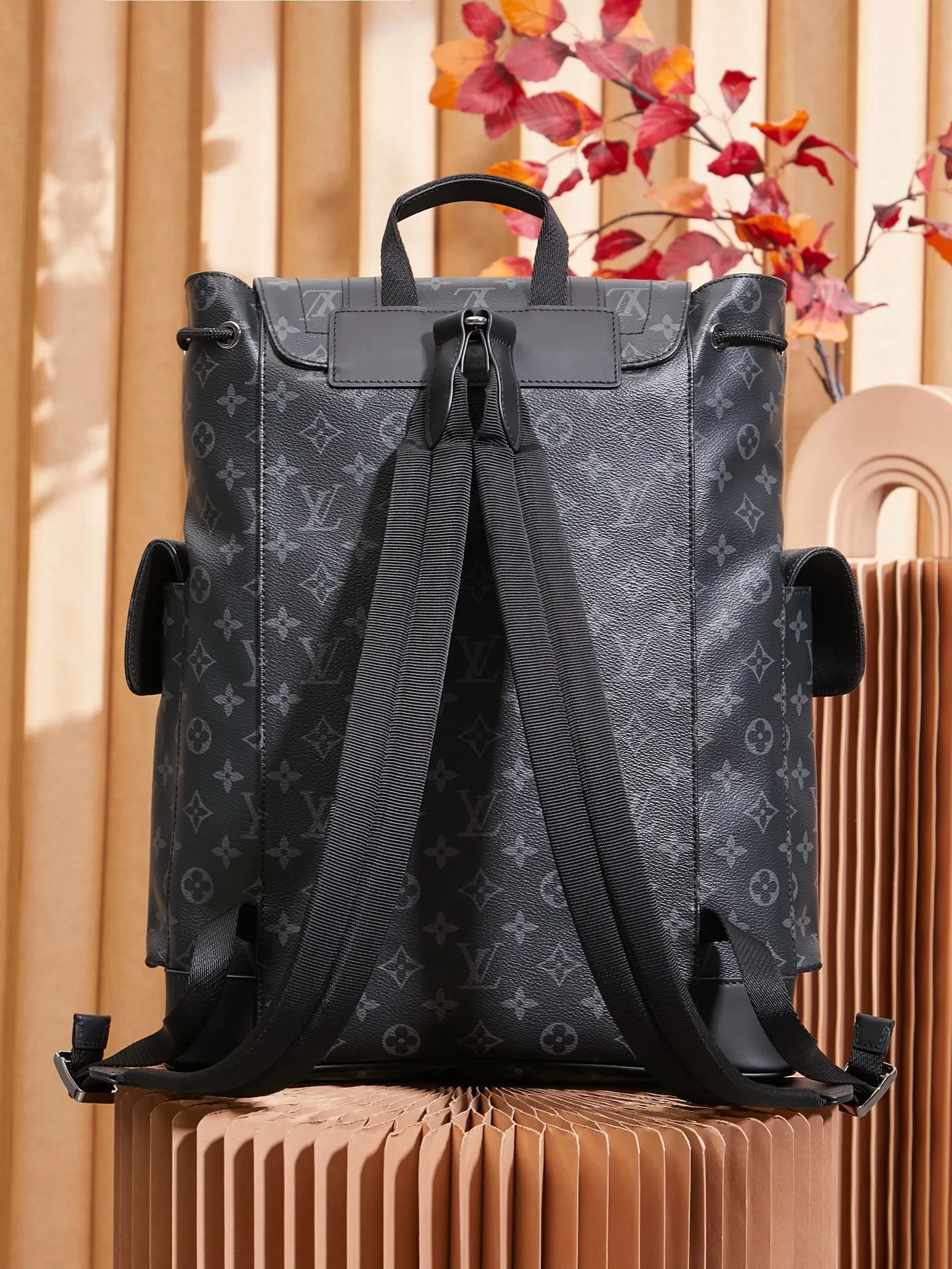 P¥960👉nfc163C01 dynamic chip version👈【Top inspection-free all-steel hardware】𝐂𝐇𝐑𝐈𝐒𝐓𝐎𝐏𝐇𝐄𝐑 Backpack M43735 Black Flower French original leather🇫🇷Pure steel hardware Size: 38*44*12.5cm A unisex backpack, a daily bag that is very suitable for outdoor use. Its attractive design style is quite tasteful and can easily meet the daily travel capacity. It can hold laptops, books, documents, etc., and the flap closure snaps and drawstrings are more layered and retro. It is an almost versatile bag shape! This model has a high utilization rate and is a must-have for daily commuting and traveling. It doesn’t matter how tall you are!