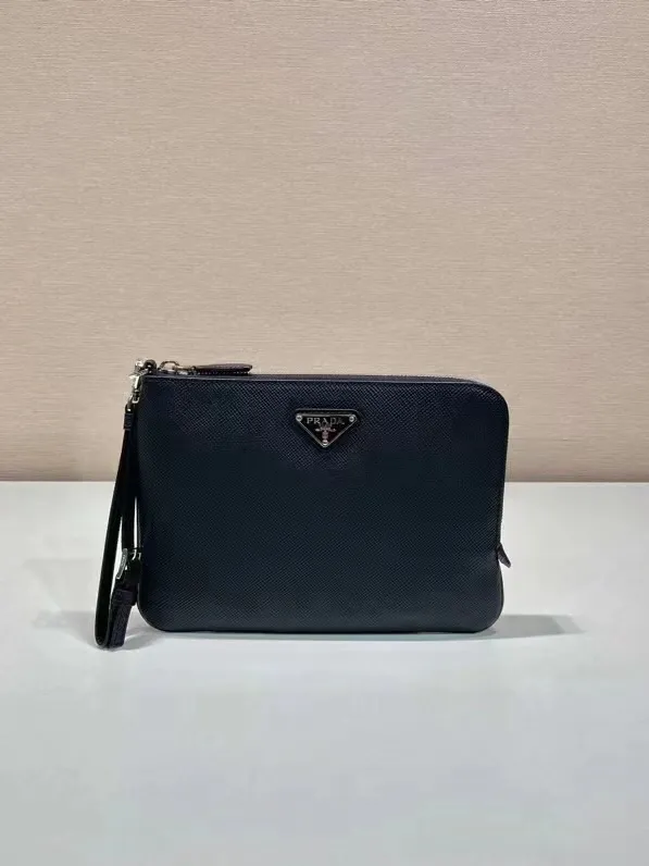 ¥560 🎉New style handbag🎉2NH024 small size🎉🎉 This men's handbag is made of cross grain cowhide. Equipped with a detachable handle strap and a 7-character pull design. Simple and elegant super slim model, light and practical, if you like it, hurry up and get it🎉🎉 Length 24x Height 17cm🎉🎉🎉👏👏👏