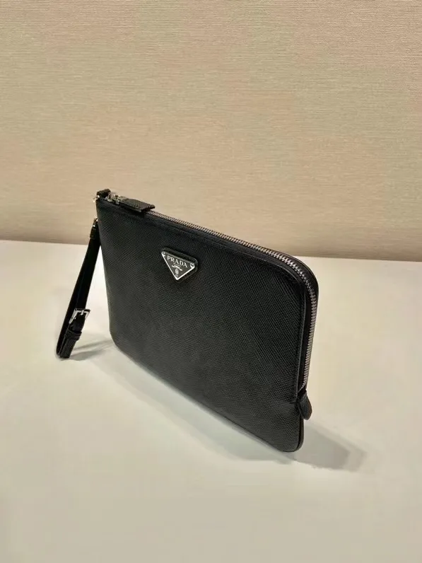 ¥560 🎉New style handbag🎉2NH024 small size🎉🎉 This men's handbag is made of cross grain cowhide. Equipped with a detachable handle strap and a 7-character pull design. Simple and elegant super slim model, light and practical, if you like it, hurry up and get it🎉🎉 Length 24x Height 17cm🎉🎉🎉👏👏👏