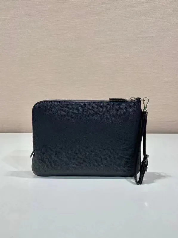 ¥560 🎉New style handbag🎉2NH024 small size🎉🎉 This men's handbag is made of cross grain cowhide. Equipped with a detachable handle strap and a 7-character pull design. Simple and elegant super slim model, light and practical, if you like it, hurry up and get it🎉🎉 Length 24x Height 17cm🎉🎉🎉👏👏👏