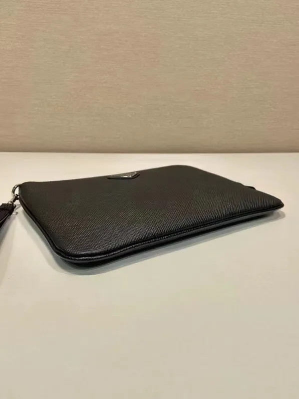 ¥560 🎉New style handbag🎉2NH024 small size🎉🎉 This men's handbag is made of cross grain cowhide. Equipped with a detachable handle strap and a 7-character pull design. Simple and elegant super slim model, light and practical, if you like it, hurry up and get it🎉🎉 Length 24x Height 17cm🎉🎉🎉👏👏👏