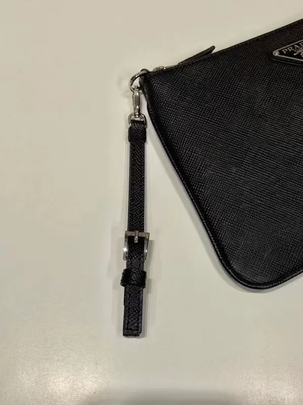 ¥560 🎉New style handbag🎉2NH024 small size🎉🎉 This men's handbag is made of cross grain cowhide. Equipped with a detachable handle strap and a 7-character pull design. Simple and elegant super slim model, light and practical, if you like it, hurry up and get it🎉🎉 Length 24x Height 17cm🎉🎉🎉👏👏👏