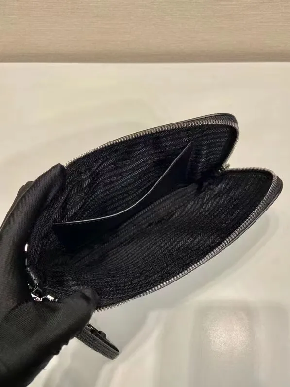 ¥560 🎉New style handbag🎉2NH024 small size🎉🎉 This men's handbag is made of cross grain cowhide. Equipped with a detachable handle strap and a 7-character pull design. Simple and elegant super slim model, light and practical, if you like it, hurry up and get it🎉🎉 Length 24x Height 17cm🎉🎉🎉👏👏👏