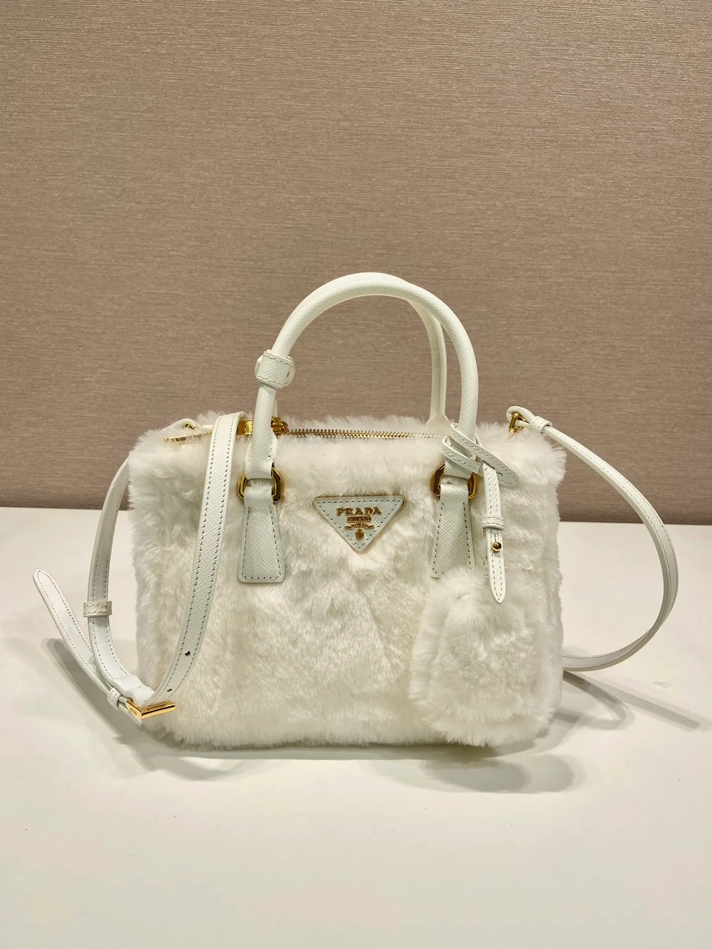 💰1700🎉Killer fur bag🎉1BA906 mini goat hair🎉🎉 This mini killer fur bag is made of imported goat hair and comes with a detachable long shoulder strap that can be carried by hand. What I love most is that there is a small pendant hanging on the shoulder strap. It has an extra touch of sexiness and is lined with sheepskin. It’s so beautiful🎉🎉Simple and fashionable😃 A must-have in winter, I like it for babies. Get it now. Length 20x height 15x base 9.5cm🎉🎉🎉
