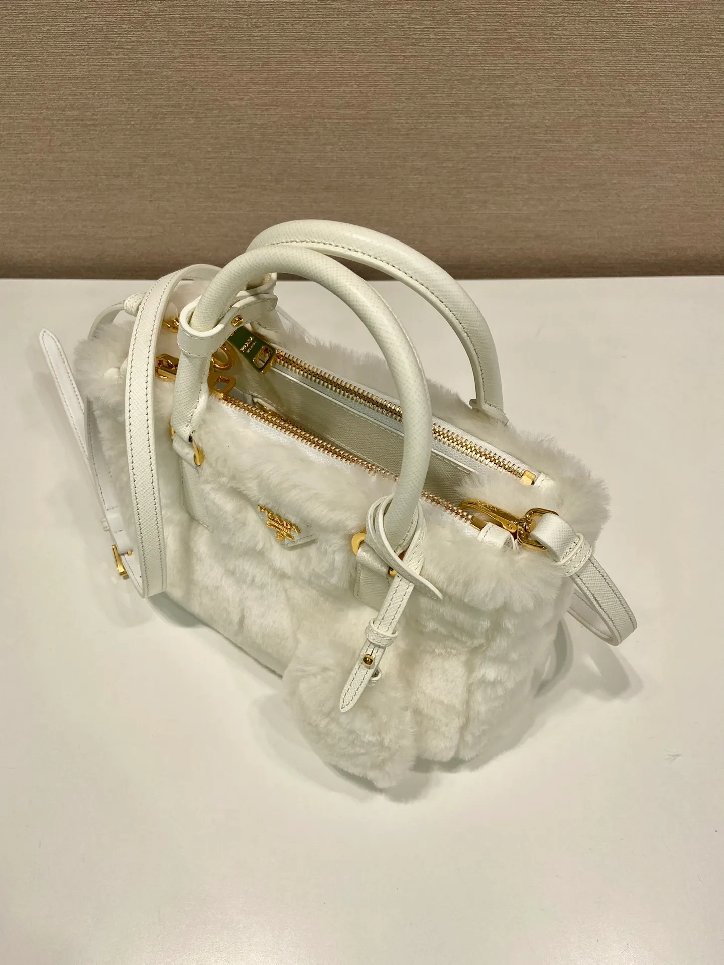 💰1700🎉Killer fur bag🎉1BA906 mini goat hair🎉🎉 This mini killer fur bag is made of imported goat hair and comes with a detachable long shoulder strap that can be carried by hand. What I love most is that there is a small pendant hanging on the shoulder strap. It has an extra touch of sexiness and is lined with sheepskin. It’s so beautiful🎉🎉Simple and fashionable😃 A must-have in winter, I like it for babies. Get it now. Length 20x height 15x base 9.5cm🎉🎉🎉