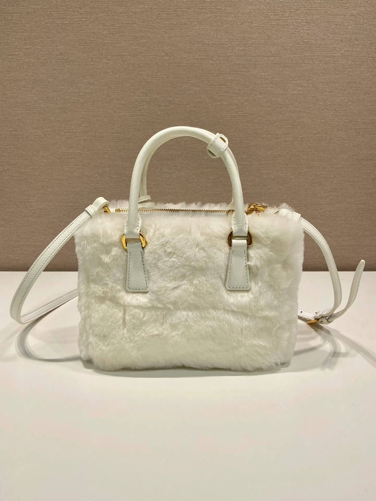 💰1700🎉Killer fur bag🎉1BA906 mini goat hair🎉🎉 This mini killer fur bag is made of imported goat hair and comes with a detachable long shoulder strap that can be carried by hand. What I love most is that there is a small pendant hanging on the shoulder strap. It has an extra touch of sexiness and is lined with sheepskin. It’s so beautiful🎉🎉Simple and fashionable😃 A must-have in winter, I like it for babies. Get it now. Length 20x height 15x base 9.5cm🎉🎉🎉