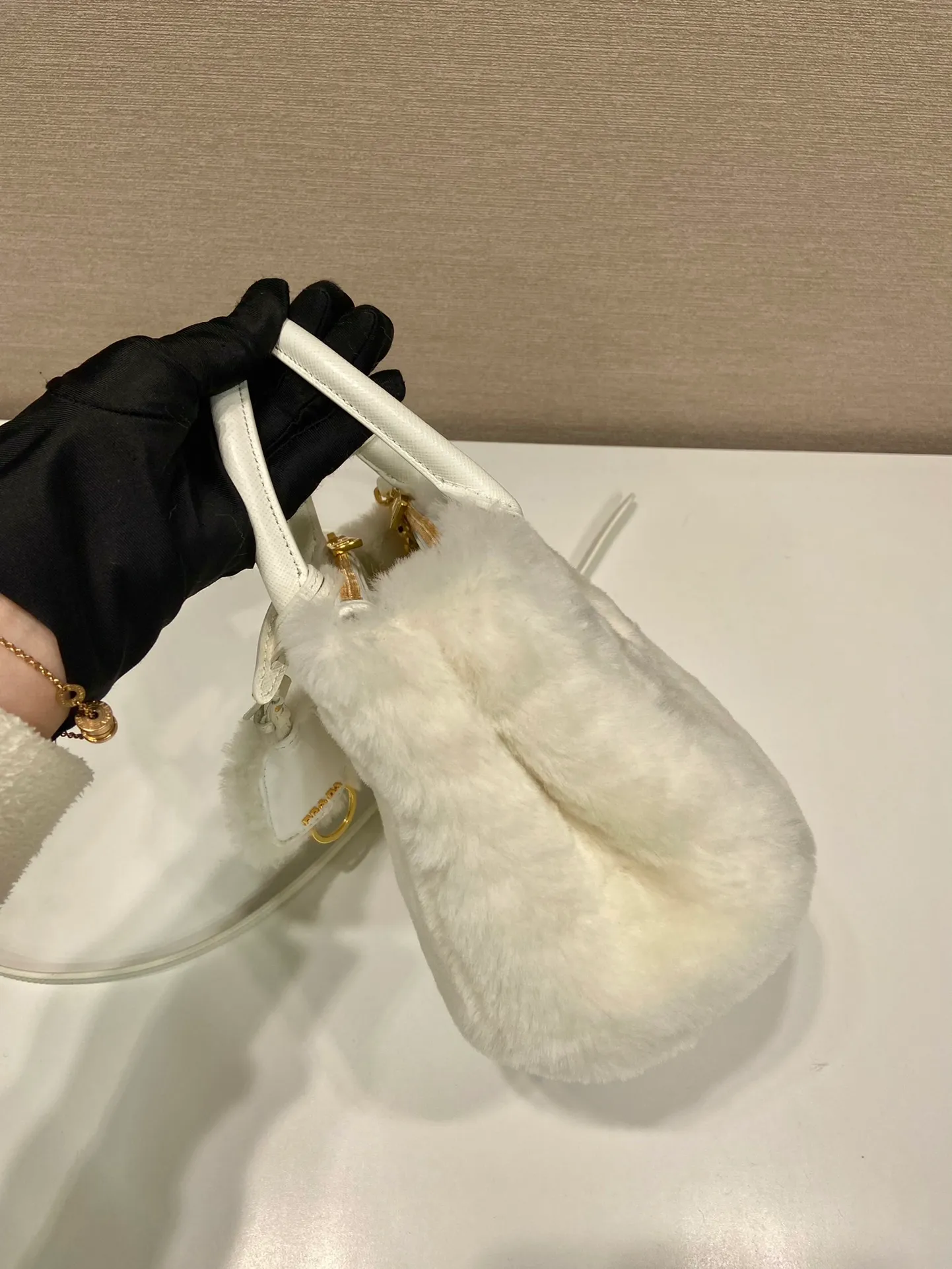 💰1700🎉Killer fur bag🎉1BA906 mini goat hair🎉🎉 This mini killer fur bag is made of imported goat hair and comes with a detachable long shoulder strap that can be carried by hand. What I love most is that there is a small pendant hanging on the shoulder strap. It has an extra touch of sexiness and is lined with sheepskin. It’s so beautiful🎉🎉Simple and fashionable😃 A must-have in winter, I like it for babies. Get it now. Length 20x height 15x base 9.5cm🎉🎉🎉