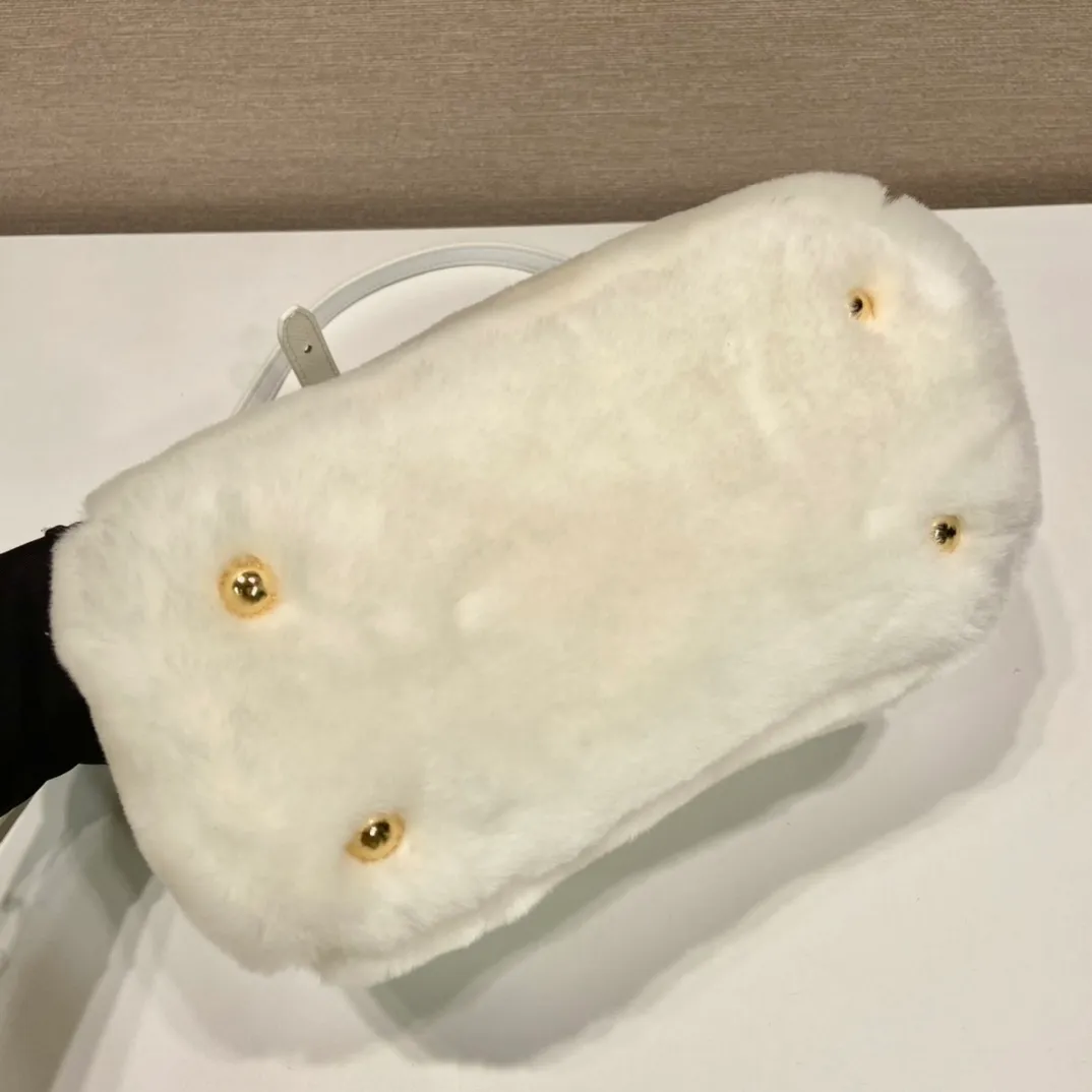 💰1700🎉Killer fur bag🎉1BA906 mini goat hair🎉🎉 This mini killer fur bag is made of imported goat hair and comes with a detachable long shoulder strap that can be carried by hand. What I love most is that there is a small pendant hanging on the shoulder strap. It has an extra touch of sexiness and is lined with sheepskin. It’s so beautiful🎉🎉Simple and fashionable😃 A must-have in winter, I like it for babies. Get it now. Length 20x height 15x base 9.5cm🎉🎉🎉