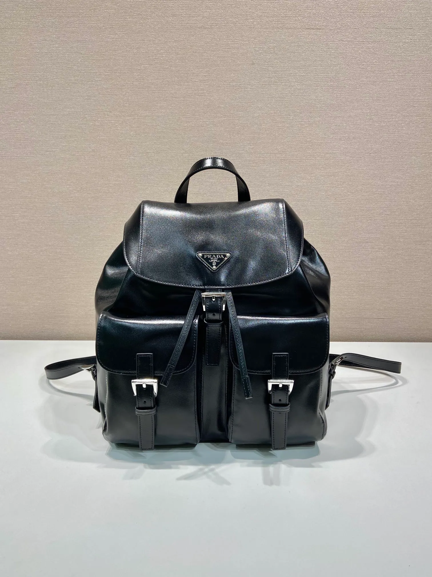 💰1900🎉New Backpack🎉1BZ811B Oiled Waxed Leather🎉🎉 This classic backpack is made of imported oiled waxed calfskin and decorated with a triangle logo, highlighting its fashionable and elegant charm. Flap design with 2 flap pockets on the front. Large capacity space. Fashionable and practical, the upper body effect is super stylish, and it can be matched casually😘😘 Length 30x height 32x bottom 15cm👏👏👏💰💰💰