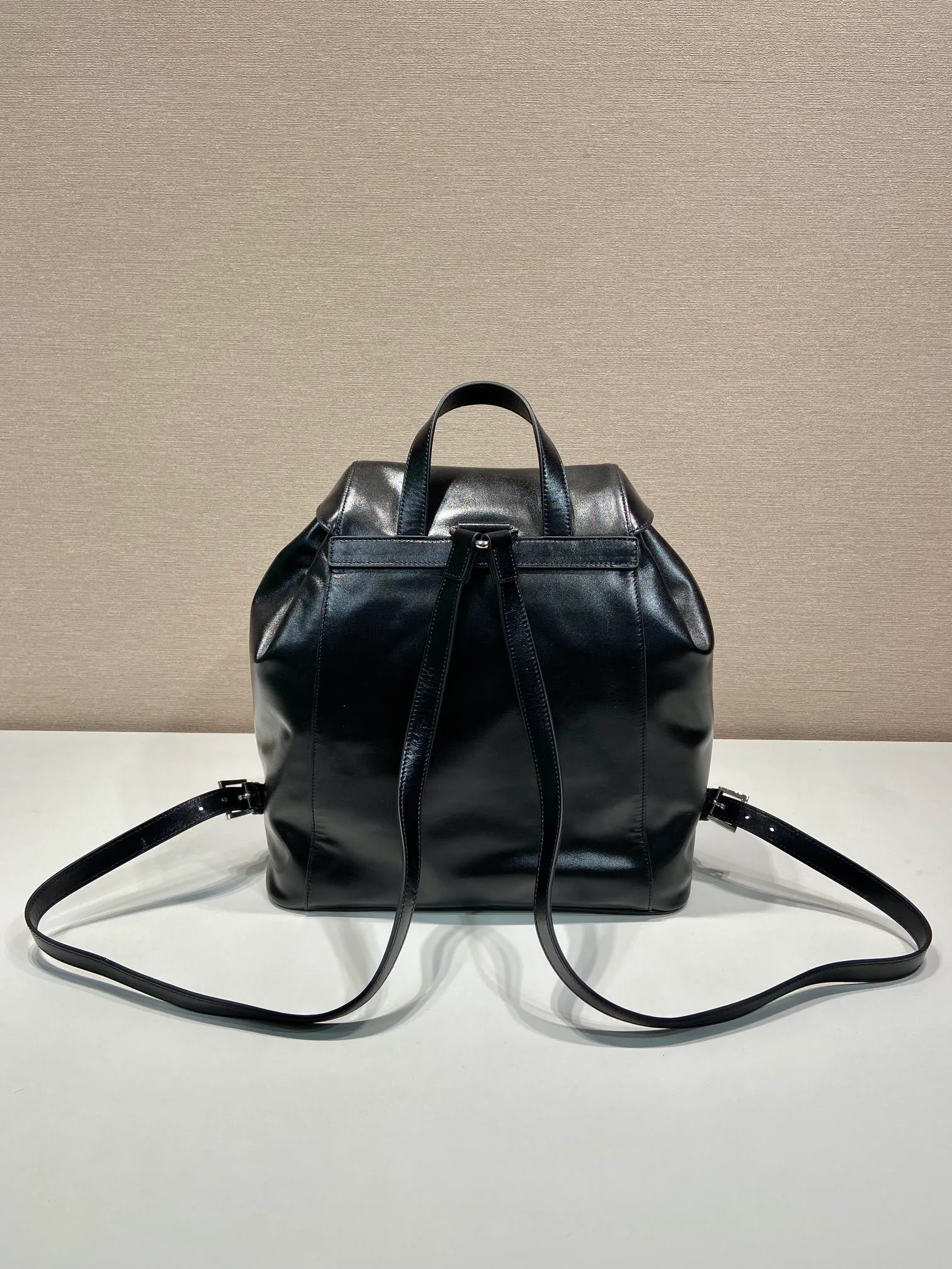 💰1900🎉New Backpack🎉1BZ811B Oiled Waxed Leather🎉🎉 This classic backpack is made of imported oiled waxed calfskin and decorated with a triangle logo, highlighting its fashionable and elegant charm. Flap design with 2 flap pockets on the front. Large capacity space. Fashionable and practical, the upper body effect is super stylish, and it can be matched casually😘😘 Length 30x height 32x bottom 15cm👏👏👏💰💰💰