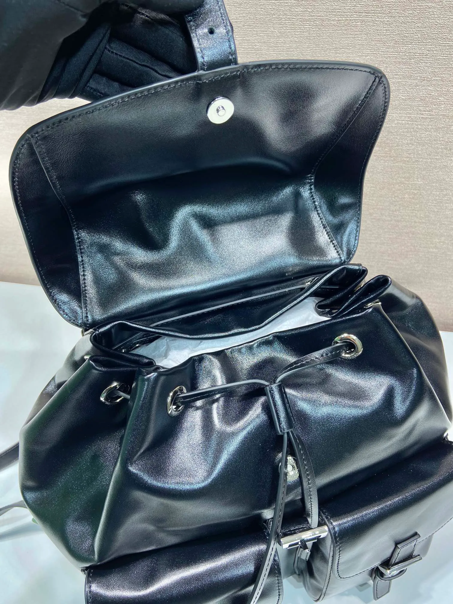 💰1900🎉New Backpack🎉1BZ811B Oiled Waxed Leather🎉🎉 This classic backpack is made of imported oiled waxed calfskin and decorated with a triangle logo, highlighting its fashionable and elegant charm. Flap design with 2 flap pockets on the front. Large capacity space. Fashionable and practical, the upper body effect is super stylish, and it can be matched casually😘😘 Length 30x height 32x bottom 15cm👏👏👏💰💰💰