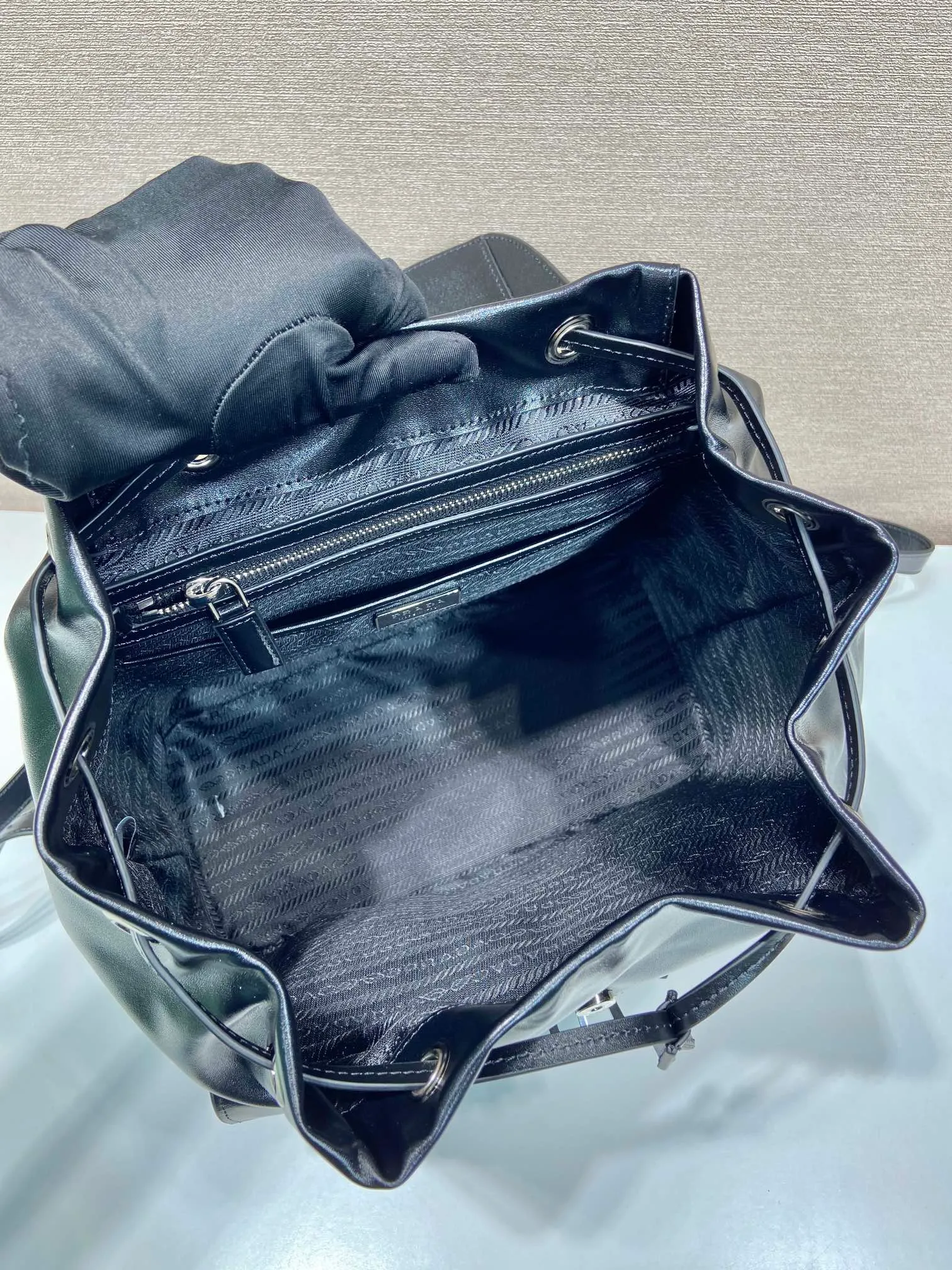 💰1900🎉New Backpack🎉1BZ811B Oiled Waxed Leather🎉🎉 This classic backpack is made of imported oiled waxed calfskin and decorated with a triangle logo, highlighting its fashionable and elegant charm. Flap design with 2 flap pockets on the front. Large capacity space. Fashionable and practical, the upper body effect is super stylish, and it can be matched casually😘😘 Length 30x height 32x bottom 15cm👏👏👏💰💰💰