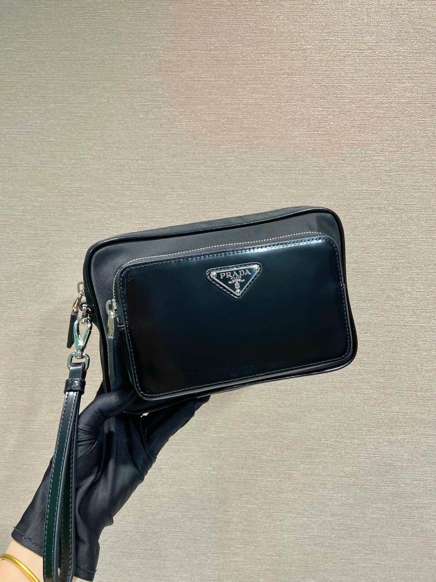 💰860🎉New men's handbag🎉2VF041🎉🎉 This men's handbag is made of innovative regenerated nylon fabric Re-Nylon and glossy leather, with versatile style and fashionable temperament. Featuring a convenient exterior zip pocket and embellished with an enameled metal triangle logo. Large capacity, light and practical, handsome guys, hurry up and get it🎉🎉 Length 21x Height 14x Bottom 4🎉🎉🎉👏👏👏