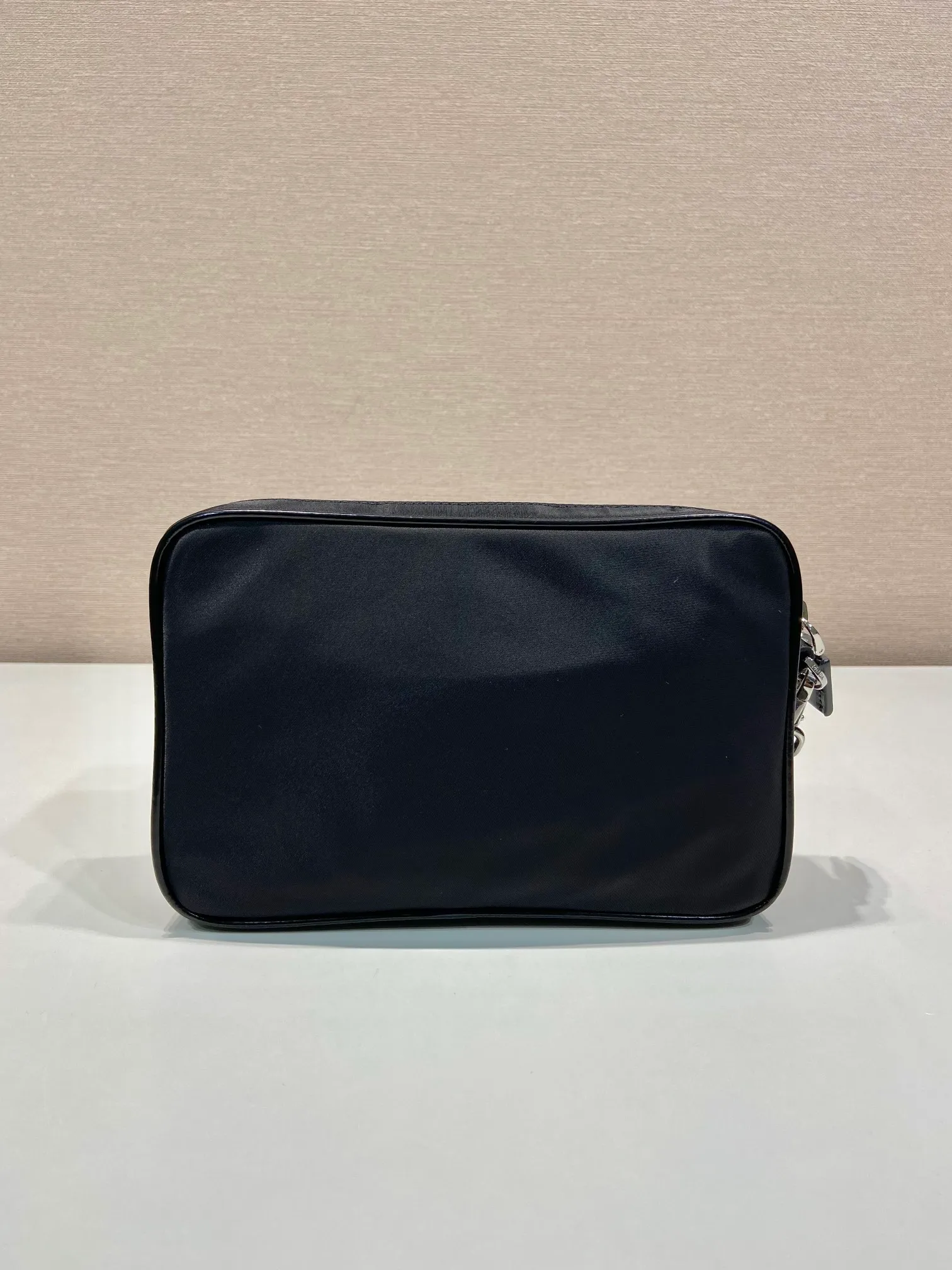 💰860🎉New men's handbag🎉2VF041🎉🎉 This men's handbag is made of innovative regenerated nylon fabric Re-Nylon and glossy leather, with versatile style and fashionable temperament. Featuring a convenient exterior zip pocket and embellished with an enameled metal triangle logo. Large capacity, light and practical, handsome guys, hurry up and get it🎉🎉 Length 21x Height 14x Bottom 4🎉🎉🎉👏👏👏