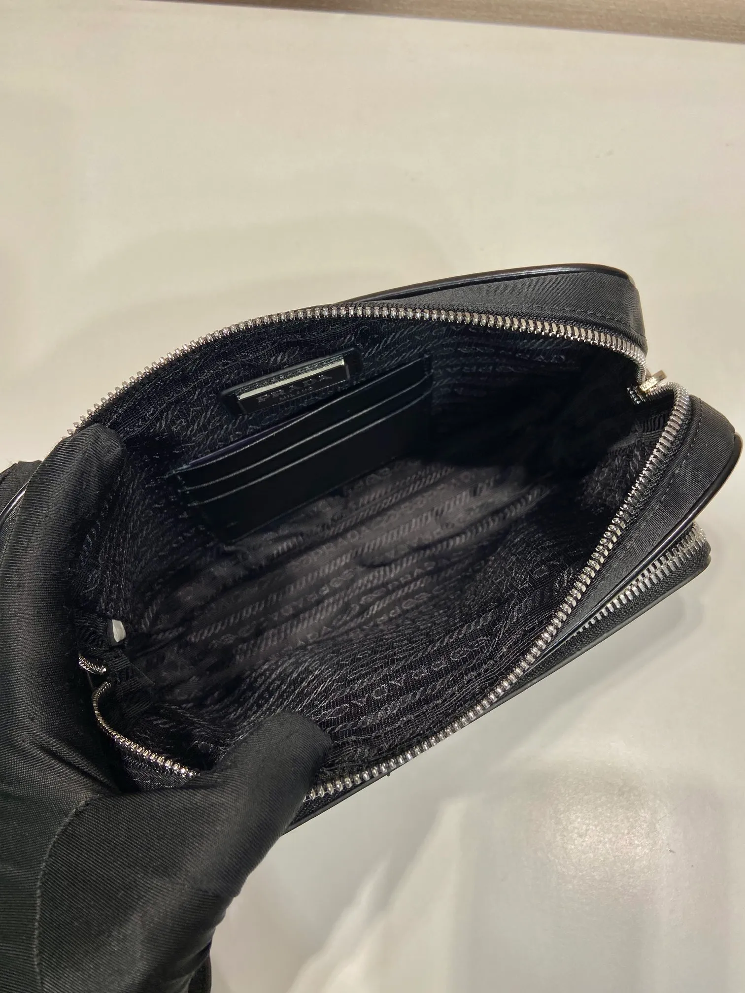 💰860🎉New men's handbag🎉2VF041🎉🎉 This men's handbag is made of innovative regenerated nylon fabric Re-Nylon and glossy leather, with versatile style and fashionable temperament. Featuring a convenient exterior zip pocket and embellished with an enameled metal triangle logo. Large capacity, light and practical, handsome guys, hurry up and get it🎉🎉 Length 21x Height 14x Bottom 4🎉🎉🎉👏👏👏