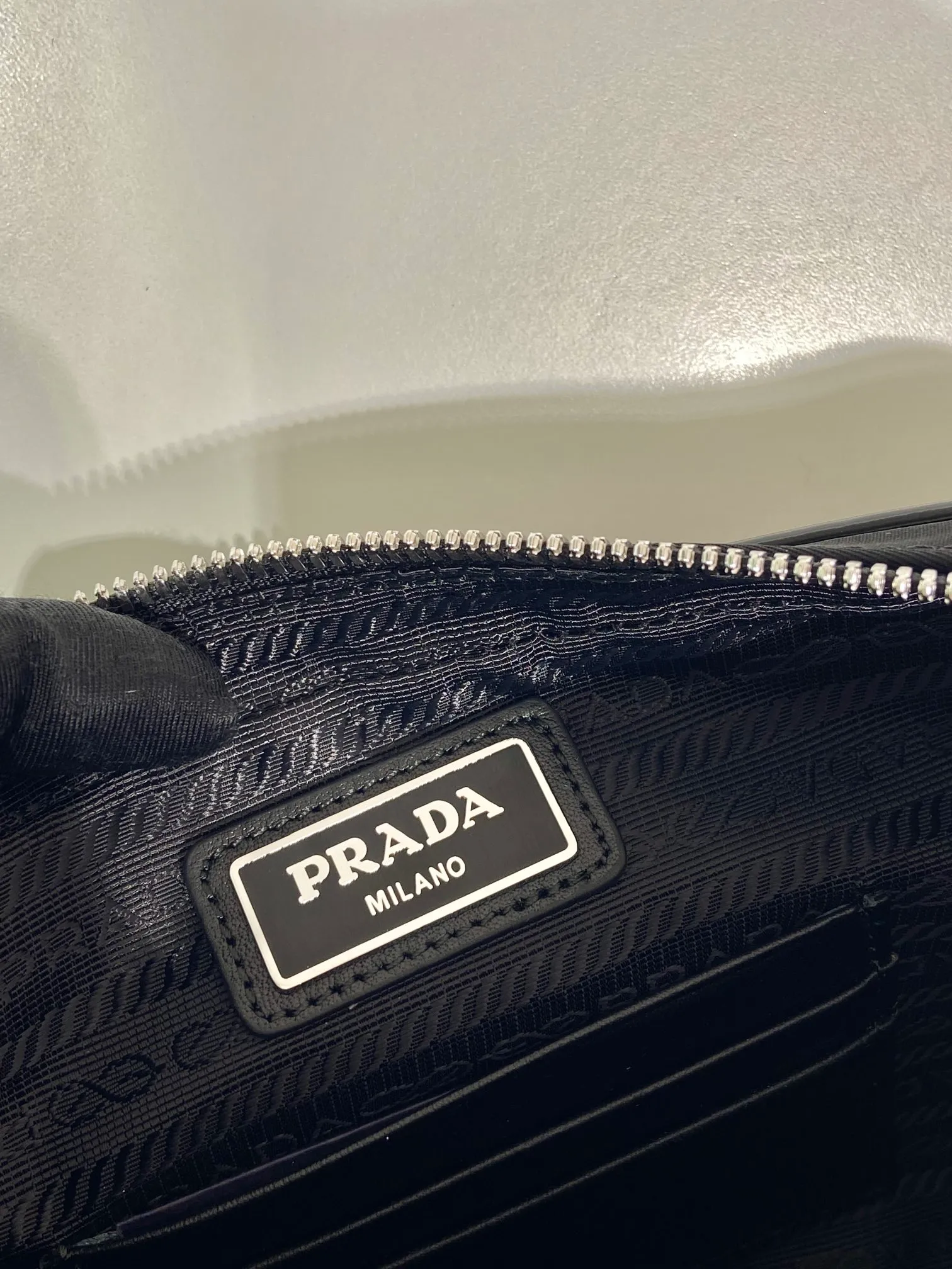 💰860🎉New men's handbag🎉2VF041🎉🎉 This men's handbag is made of innovative regenerated nylon fabric Re-Nylon and glossy leather, with versatile style and fashionable temperament. Featuring a convenient exterior zip pocket and embellished with an enameled metal triangle logo. Large capacity, light and practical, handsome guys, hurry up and get it🎉🎉 Length 21x Height 14x Bottom 4🎉🎉🎉👏👏👏