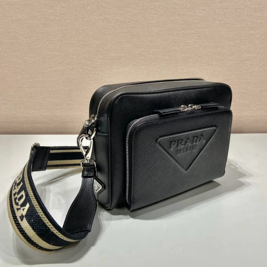 💰1840👏Men's cross-body bag with embroidered webbing👏2VH152👏👏 This stylish and simple shoulder bag is made of imported Saffiano leather with a large embossed triangle logo🎉🎉My favorite is equipped with a detachable embroidered webbing, which can be matched with other bags👏👏Front pocket design, showing the unique characteristics of crossed parallel lines. Simple, elegant and fashionable, it is very trendy on the street, hurry up and get it👏👏handsome guys😘 Length 24x height 18x ​​bottom 6cm