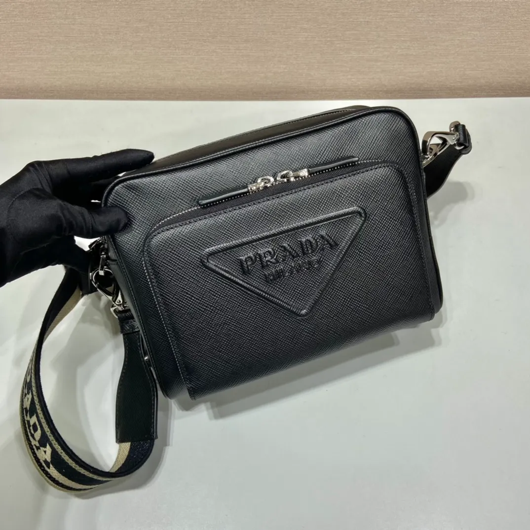 💰1840👏Men's cross-body bag with embroidered webbing👏2VH152👏👏 This stylish and simple shoulder bag is made of imported Saffiano leather with a large embossed triangle logo🎉🎉My favorite is equipped with a detachable embroidered webbing, which can be matched with other bags👏👏Front pocket design, showing the unique characteristics of crossed parallel lines. Simple, elegant and fashionable, it is very trendy on the street, hurry up and get it👏👏handsome guys😘 Length 24x height 18x ​​bottom 6cm