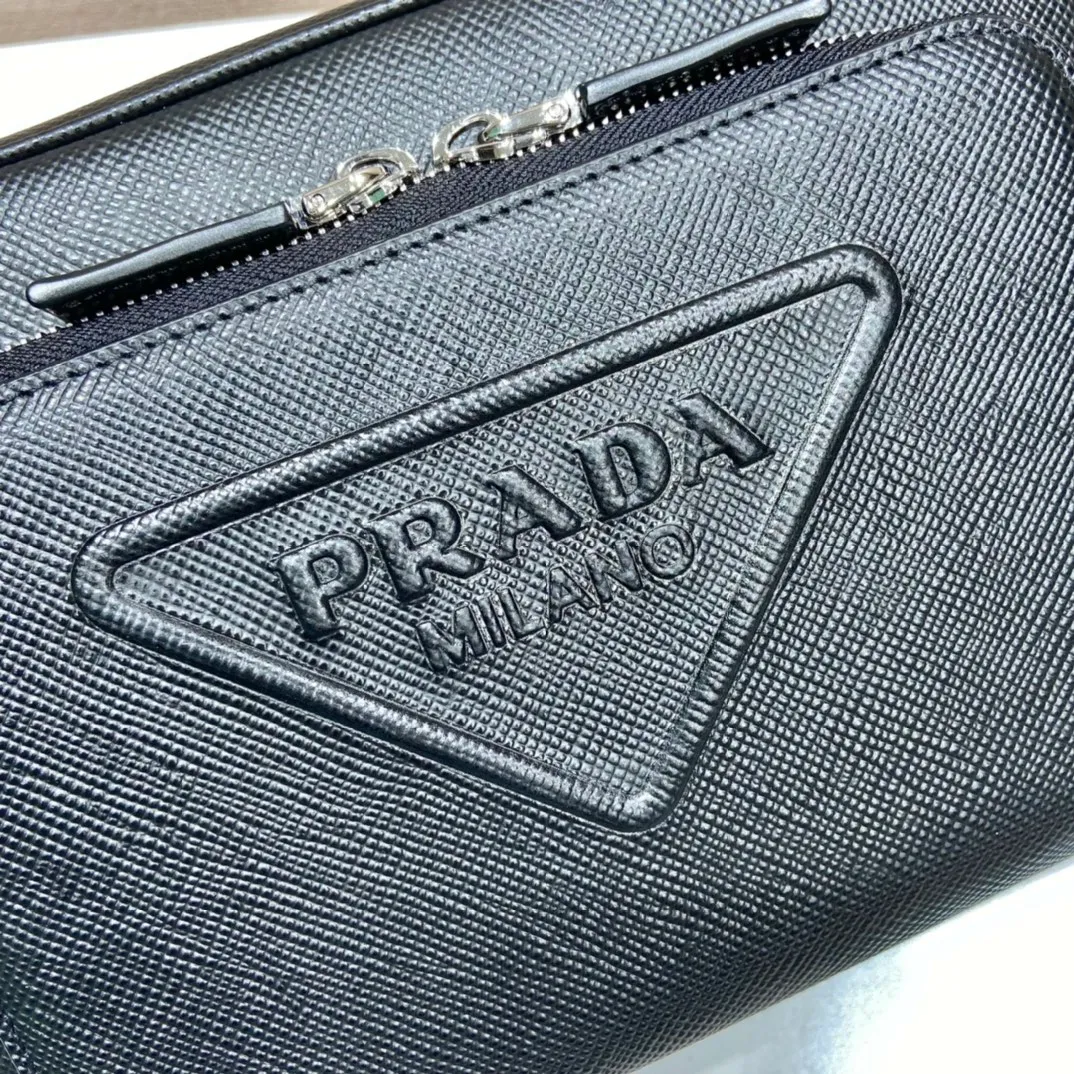 💰1840👏Men's cross-body bag with embroidered webbing👏2VH152👏👏 This stylish and simple shoulder bag is made of imported Saffiano leather with a large embossed triangle logo🎉🎉My favorite is equipped with a detachable embroidered webbing, which can be matched with other bags👏👏Front pocket design, showing the unique characteristics of crossed parallel lines. Simple, elegant and fashionable, it is very trendy on the street, hurry up and get it👏👏handsome guys😘 Length 24x height 18x ​​bottom 6cm