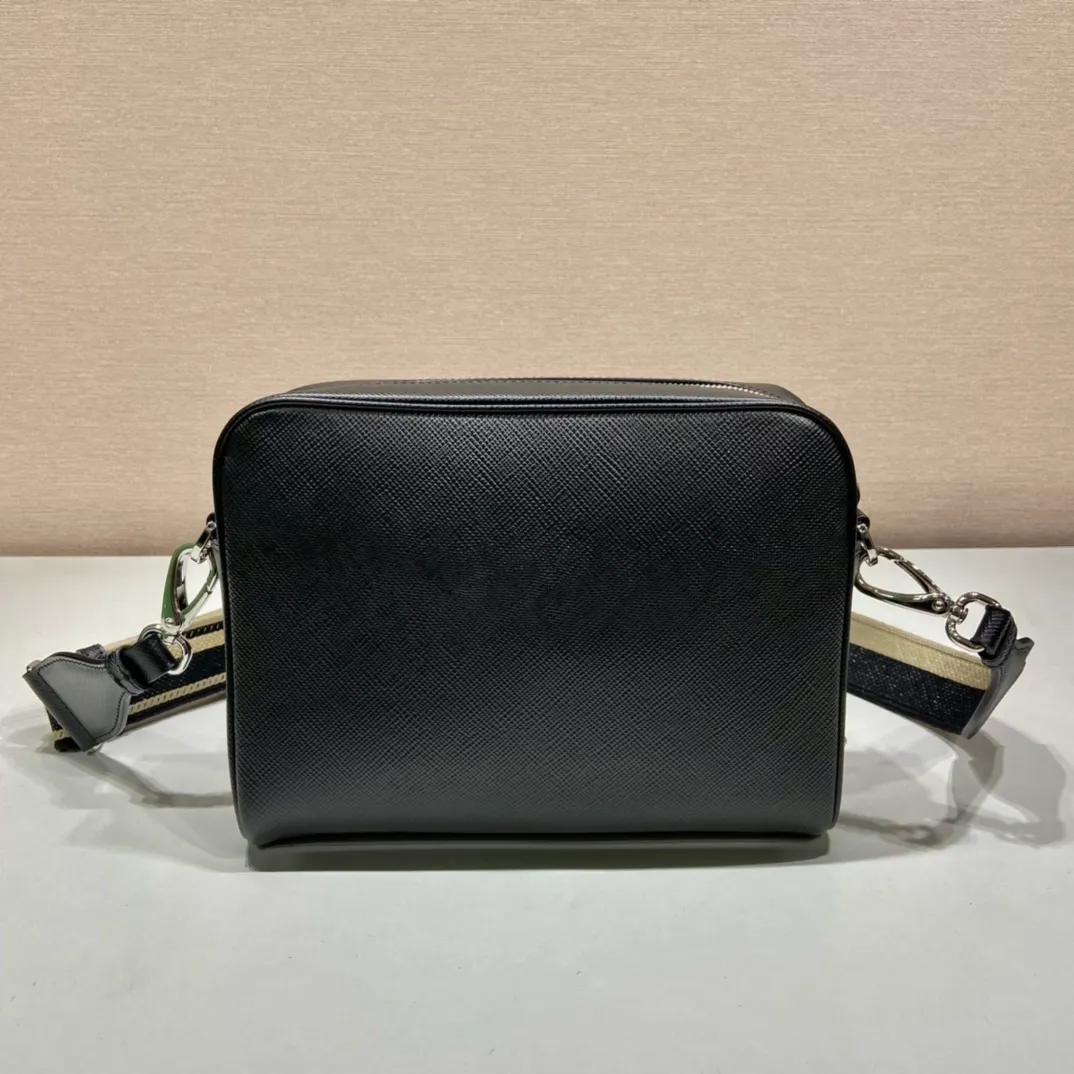 💰1840👏Men's cross-body bag with embroidered webbing👏2VH152👏👏 This stylish and simple shoulder bag is made of imported Saffiano leather with a large embossed triangle logo🎉🎉My favorite is equipped with a detachable embroidered webbing, which can be matched with other bags👏👏Front pocket design, showing the unique characteristics of crossed parallel lines. Simple, elegant and fashionable, it is very trendy on the street, hurry up and get it👏👏handsome guys😘 Length 24x height 18x ​​bottom 6cm