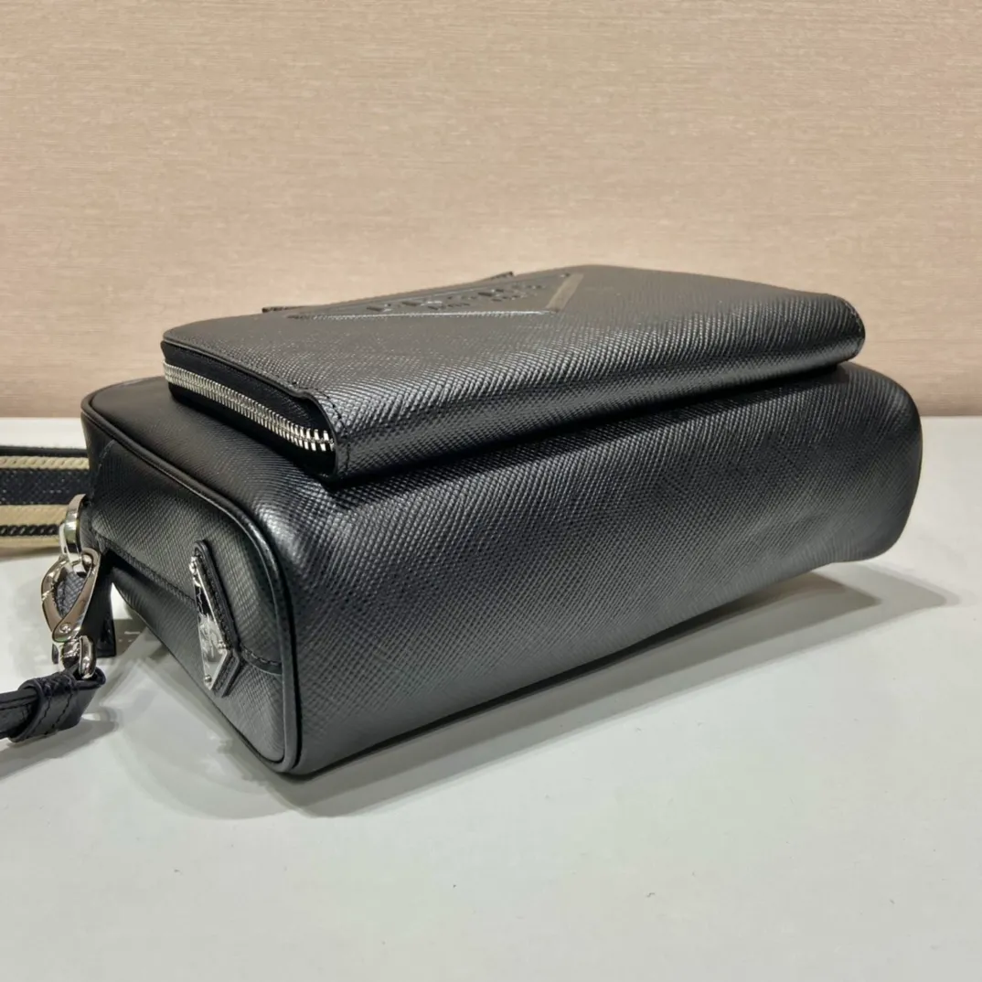 💰1840👏Men's cross-body bag with embroidered webbing👏2VH152👏👏 This stylish and simple shoulder bag is made of imported Saffiano leather with a large embossed triangle logo🎉🎉My favorite is equipped with a detachable embroidered webbing, which can be matched with other bags👏👏Front pocket design, showing the unique characteristics of crossed parallel lines. Simple, elegant and fashionable, it is very trendy on the street, hurry up and get it👏👏handsome guys😘 Length 24x height 18x ​​bottom 6cm