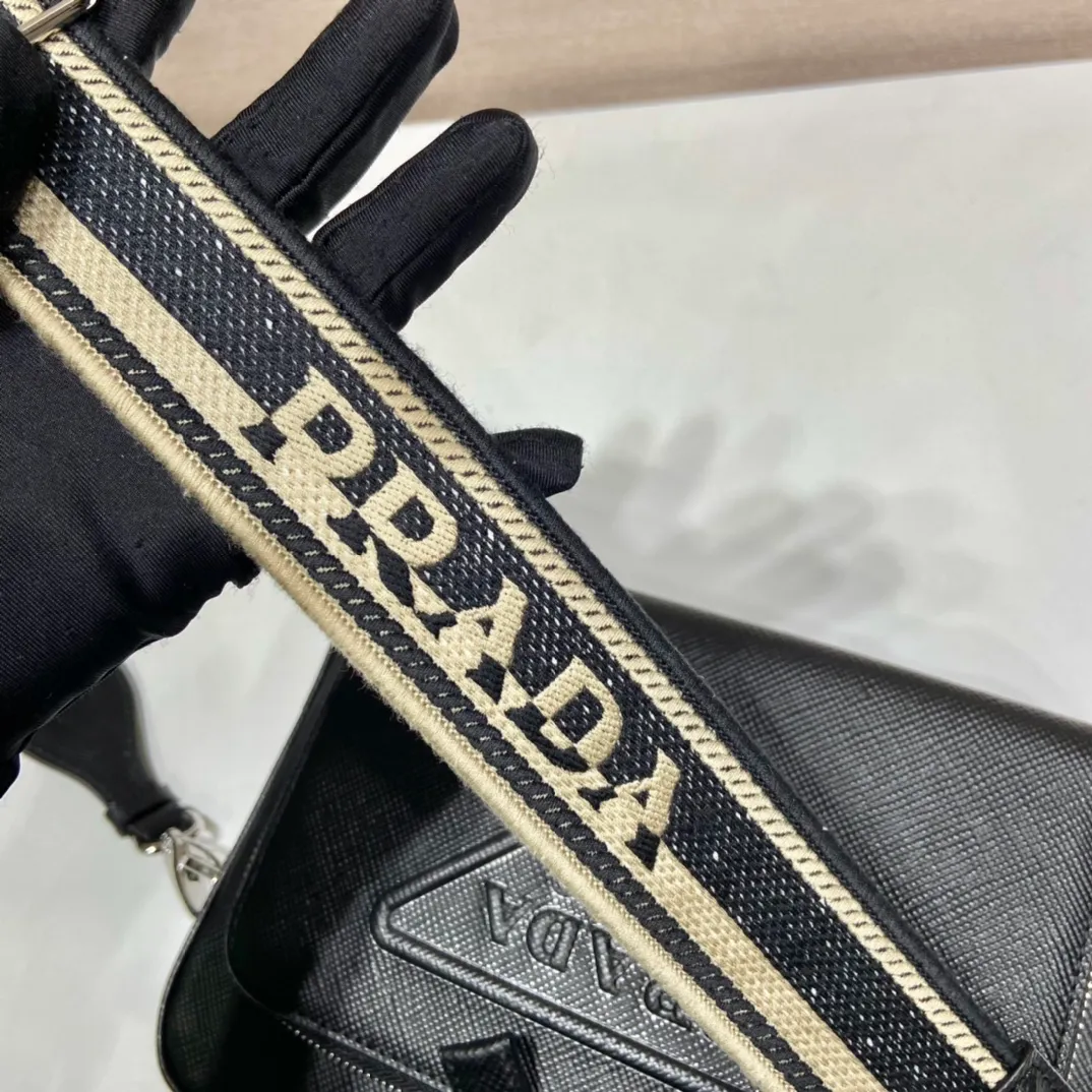 💰1840👏Men's cross-body bag with embroidered webbing👏2VH152👏👏 This stylish and simple shoulder bag is made of imported Saffiano leather with a large embossed triangle logo🎉🎉My favorite is equipped with a detachable embroidered webbing, which can be matched with other bags👏👏Front pocket design, showing the unique characteristics of crossed parallel lines. Simple, elegant and fashionable, it is very trendy on the street, hurry up and get it👏👏handsome guys😘 Length 24x height 18x ​​bottom 6cm