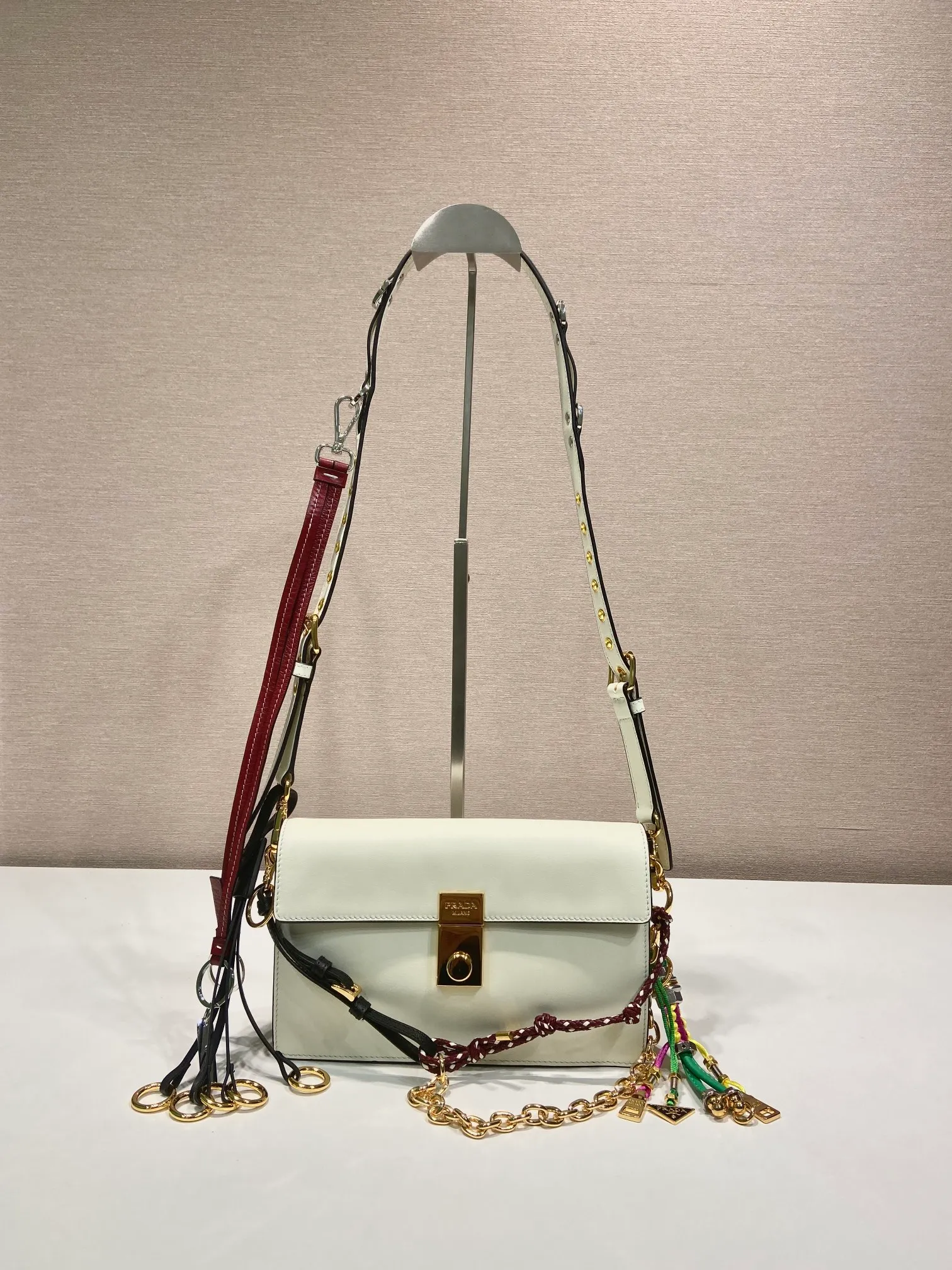 💰1700🎉Punk Style🎉1BD379 Small🎉🎉 This new Soft Sound handbag is made of soft leather inside/outside, with ample space, chic and versatile. One-shoulder style with two compartments and gold-tone hardware. What I love the most is the detachable pendant as the finishing touch😘to show the diverse and fashionable style. The upper body effect is so classy, ​​I love it😘, it’s another popular model for internet celebrities, babies, hurry up and get it🎉🎉 Length 24 height 13.5x bottom 6cm🎉🎉🎉👏👏👏