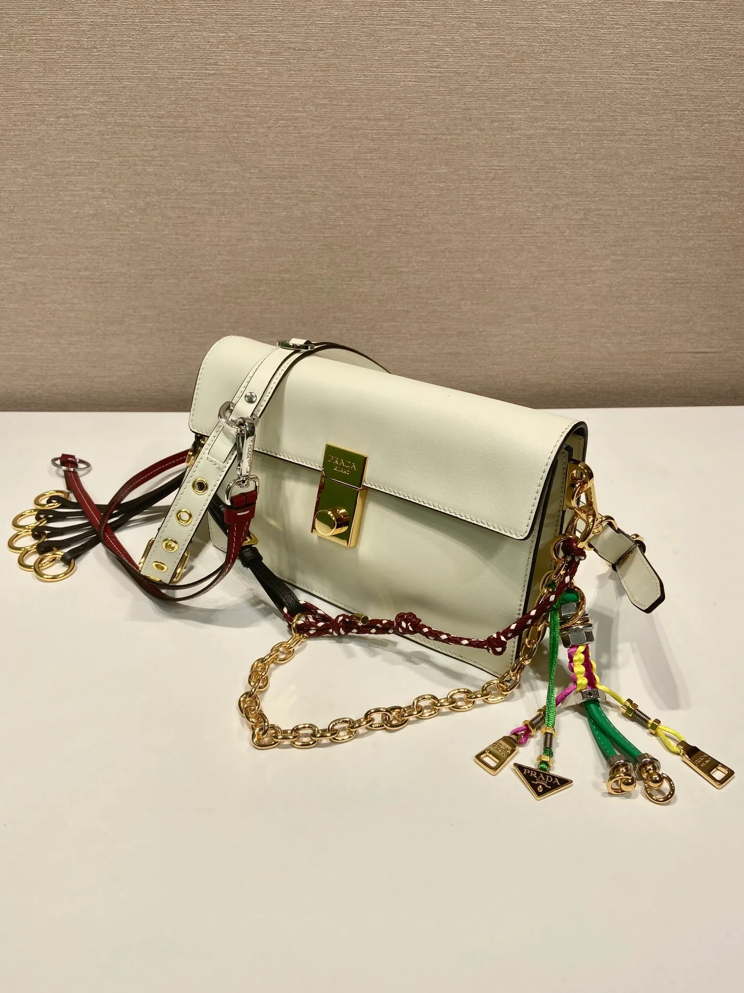 💰1700🎉Punk Style🎉1BD379 Small🎉🎉 This new Soft Sound handbag is made of soft leather inside/outside, with ample space, chic and versatile. One-shoulder style with two compartments and gold-tone hardware. What I love the most is the detachable pendant as the finishing touch😘to show the diverse and fashionable style. The upper body effect is so classy, ​​I love it😘, it’s another popular model for internet celebrities, babies, hurry up and get it🎉🎉 Length 24 height 13.5x bottom 6cm🎉🎉🎉👏👏👏