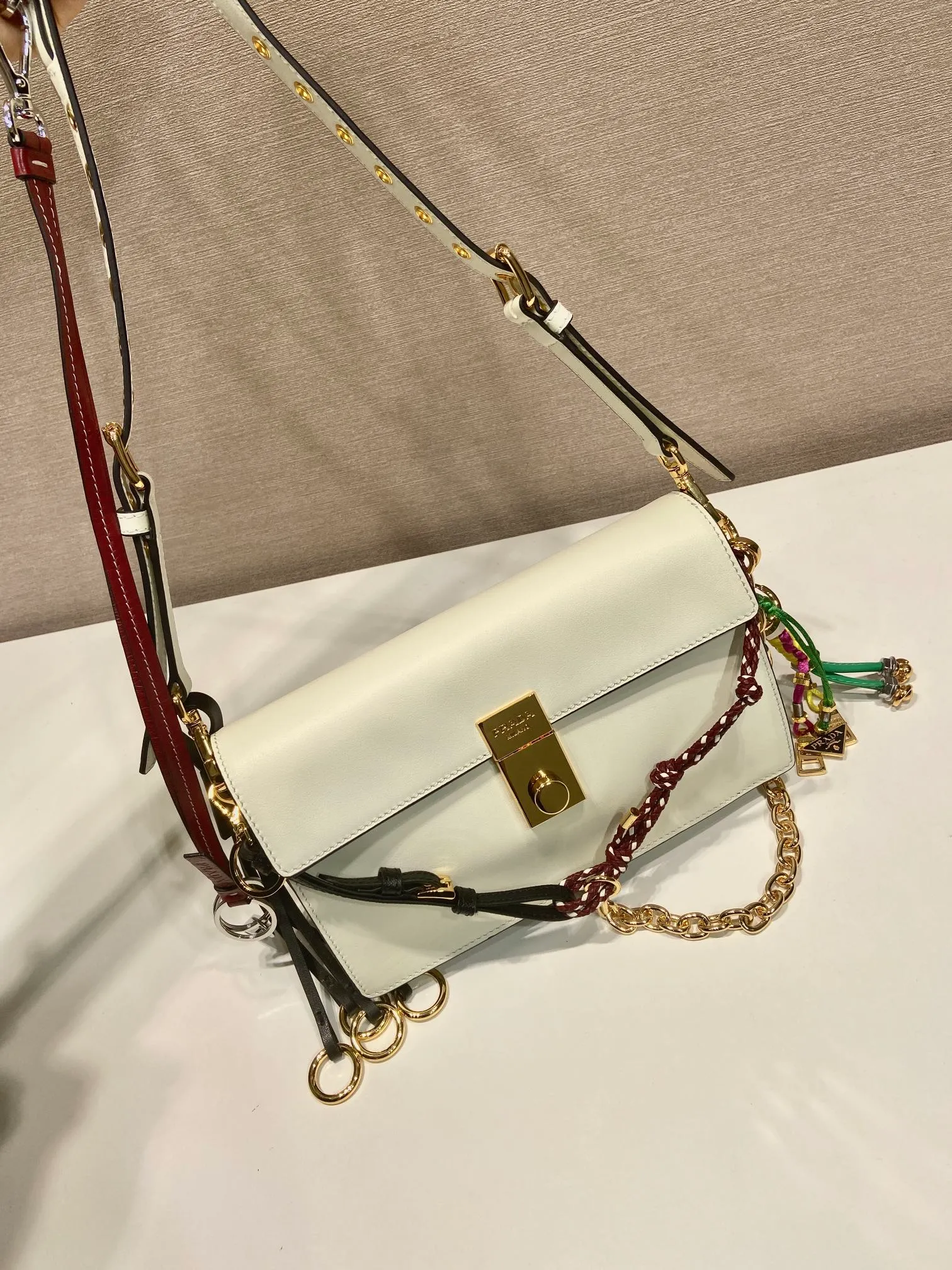 💰1700🎉Punk Style🎉1BD379 Small🎉🎉 This new Soft Sound handbag is made of soft leather inside/outside, with ample space, chic and versatile. One-shoulder style with two compartments and gold-tone hardware. What I love the most is the detachable pendant as the finishing touch😘to show the diverse and fashionable style. The upper body effect is so classy, ​​I love it😘, it’s another popular model for internet celebrities, babies, hurry up and get it🎉🎉 Length 24 height 13.5x bottom 6cm🎉🎉🎉👏👏👏